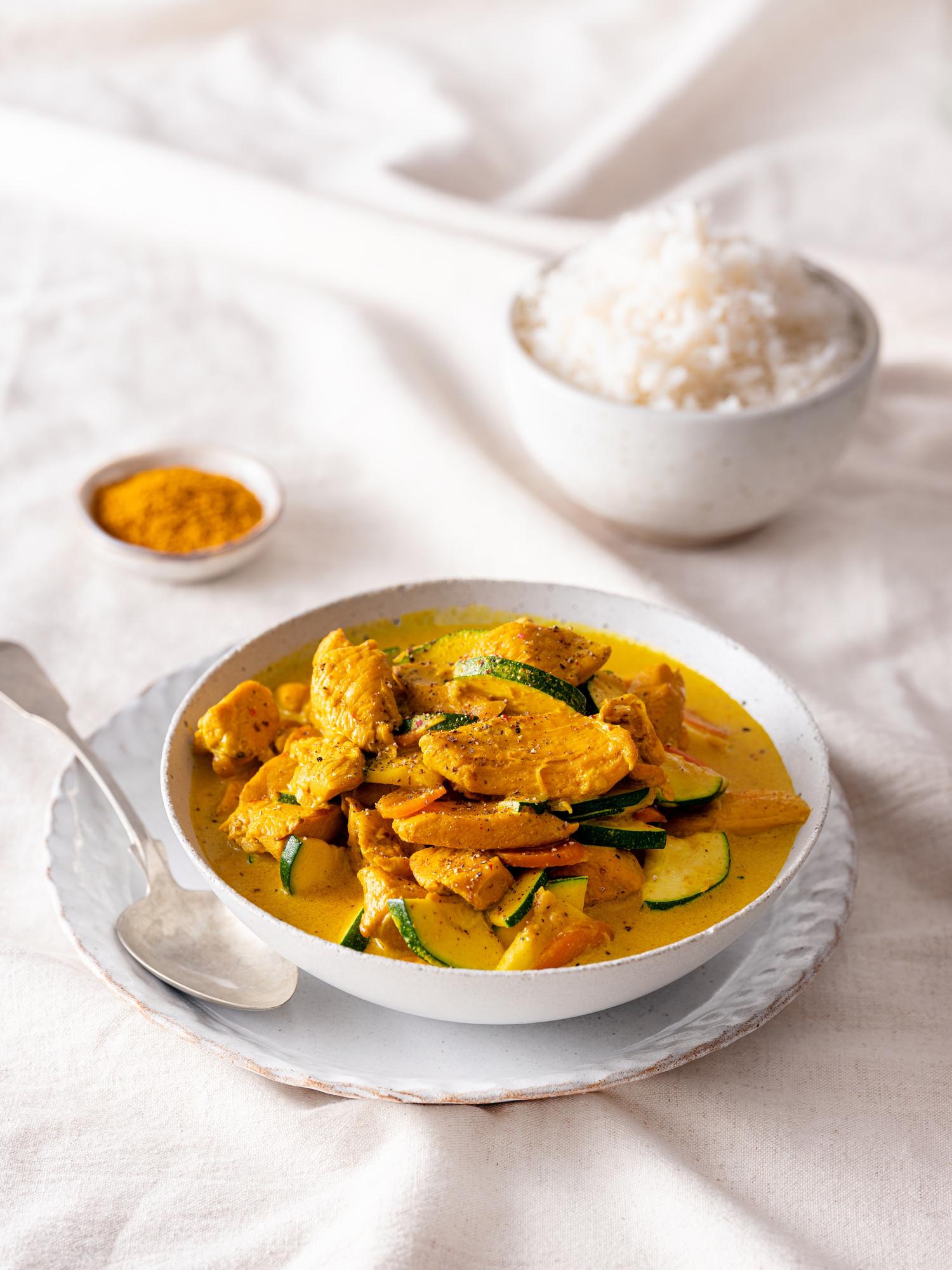 Kipstukjes in currysaus