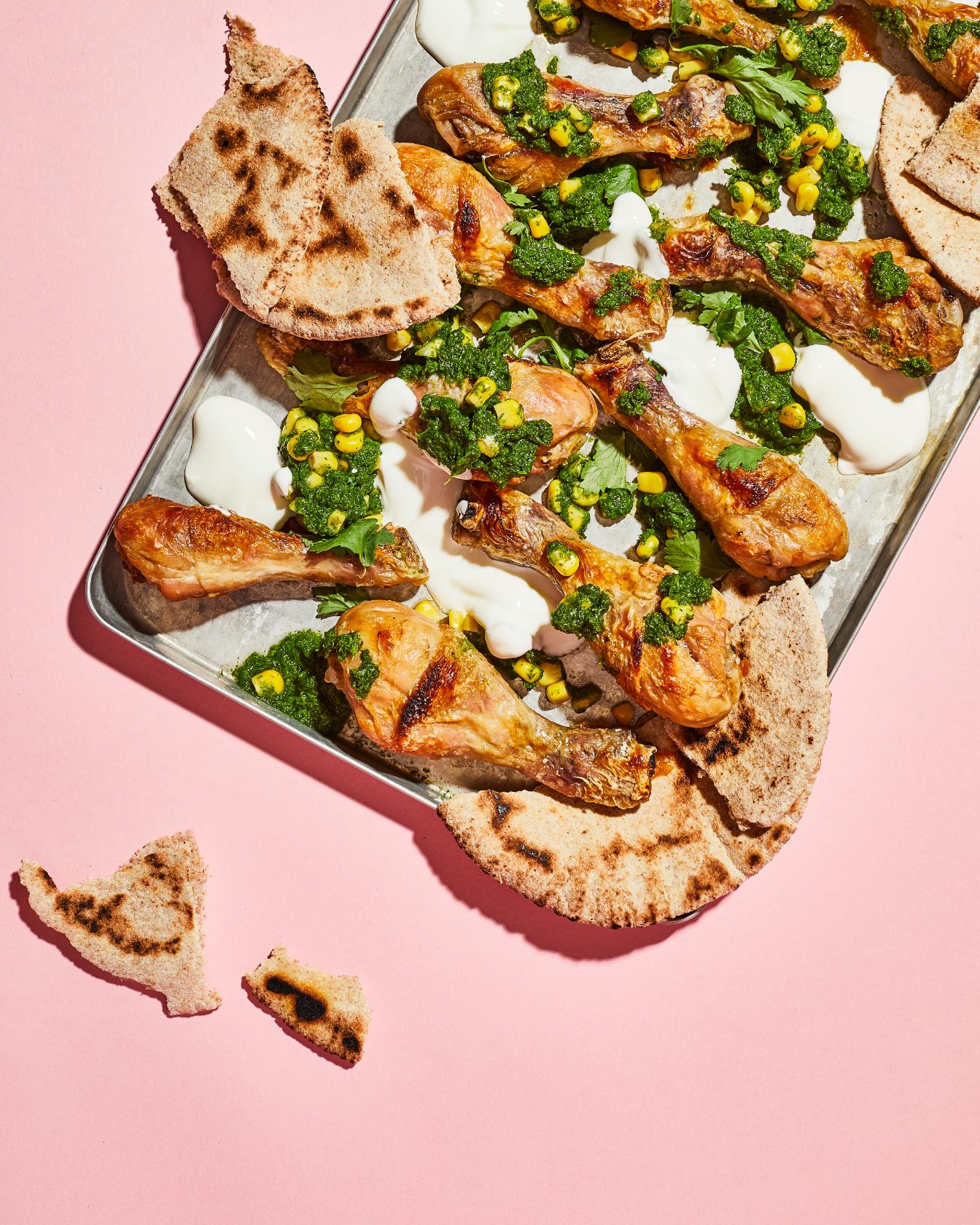 Kippenpoten met koriandersalsa en maïs