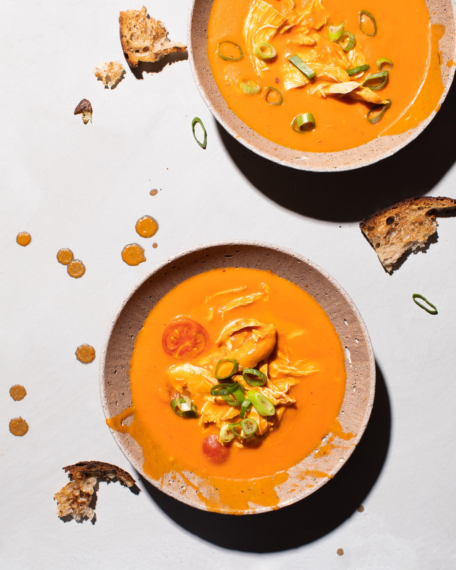 Kippensoep met tomaten en kokosmelk