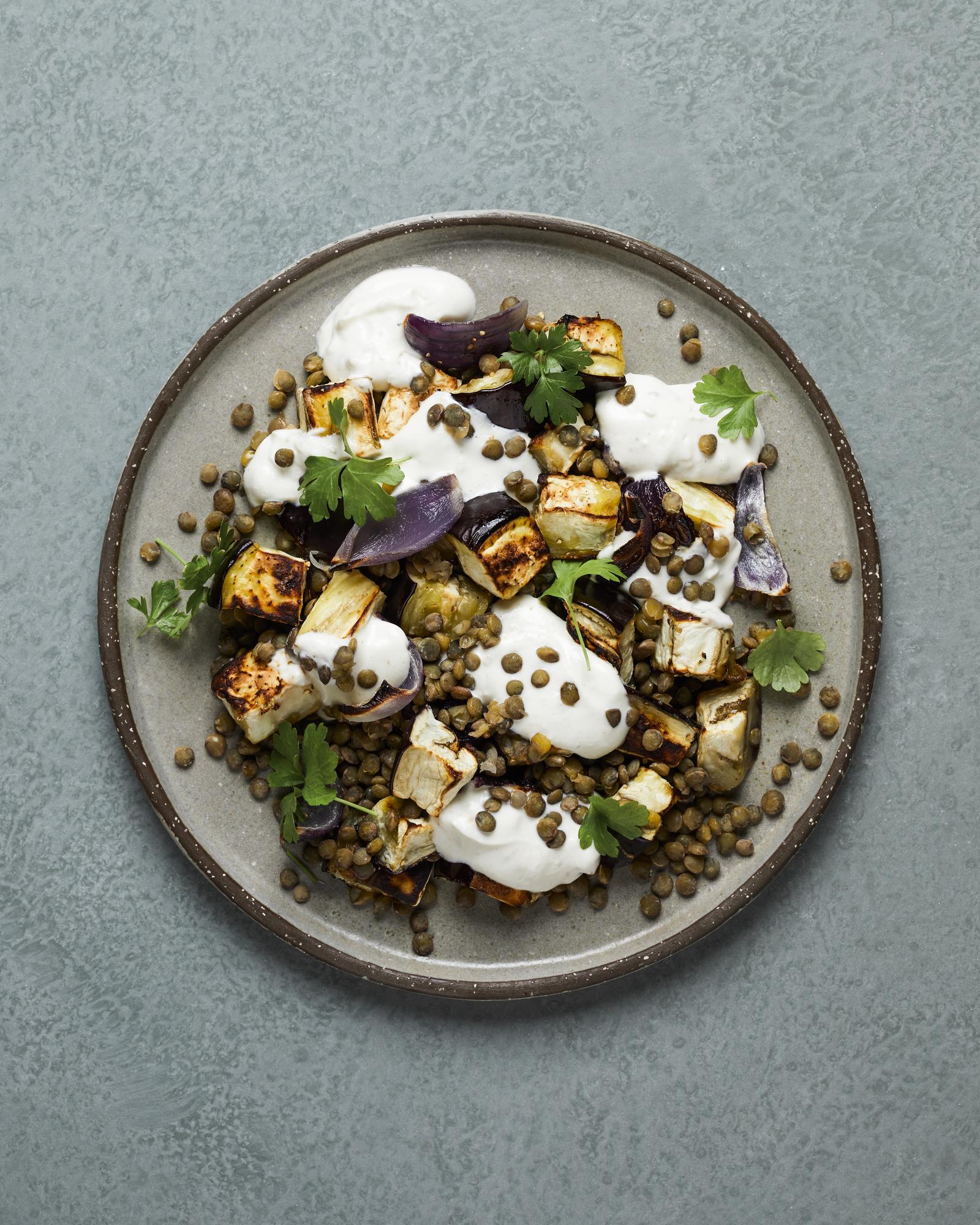 Auberginesalade met linzen, tahini en yoghurt
