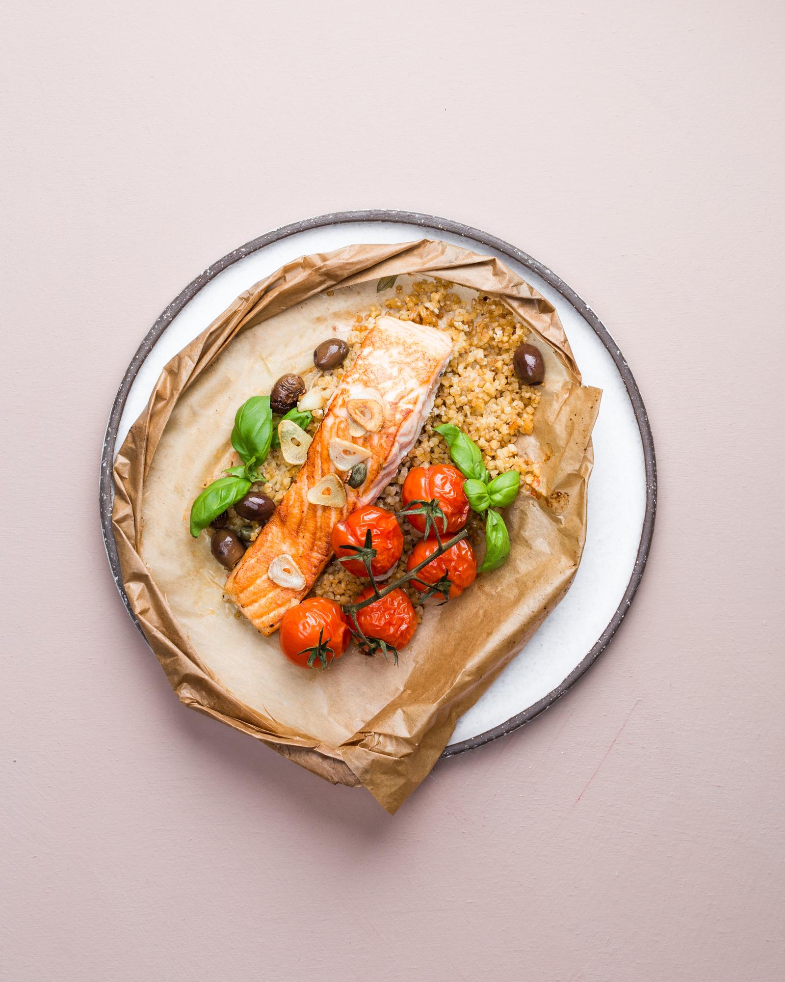 Zalm en papillote met tomaatjes en olijven