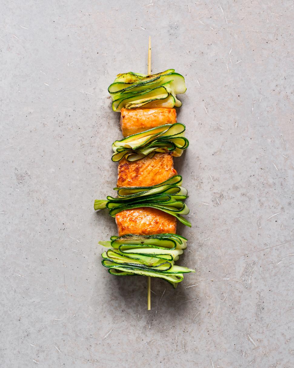 Zalmspiesen met courgette
