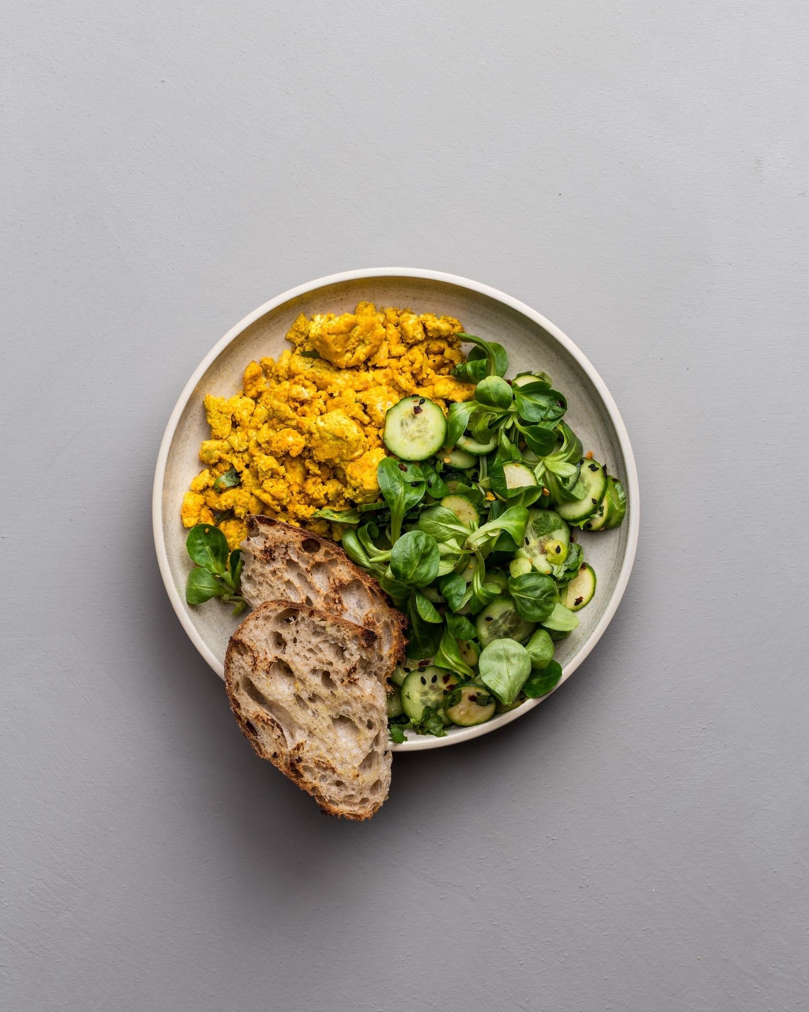 Kom met tofu à la eitjes en komkommersalade