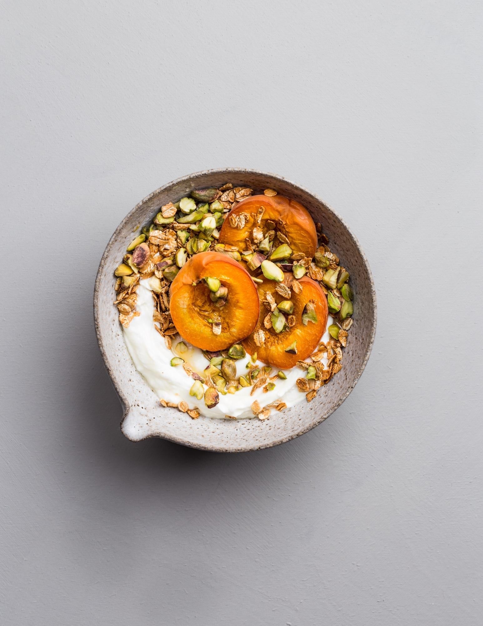 Kom met skyr en geroosterde abrikozen