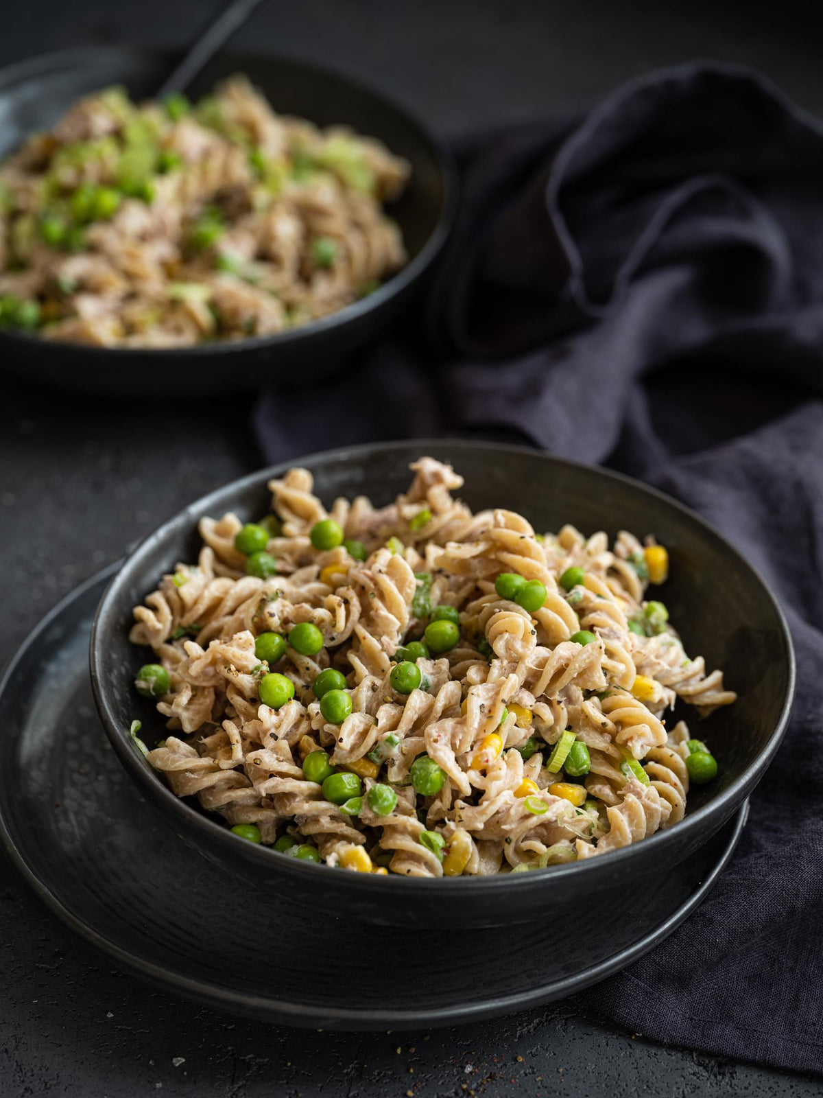 Pastasalade met tonijn, maïs en erwten