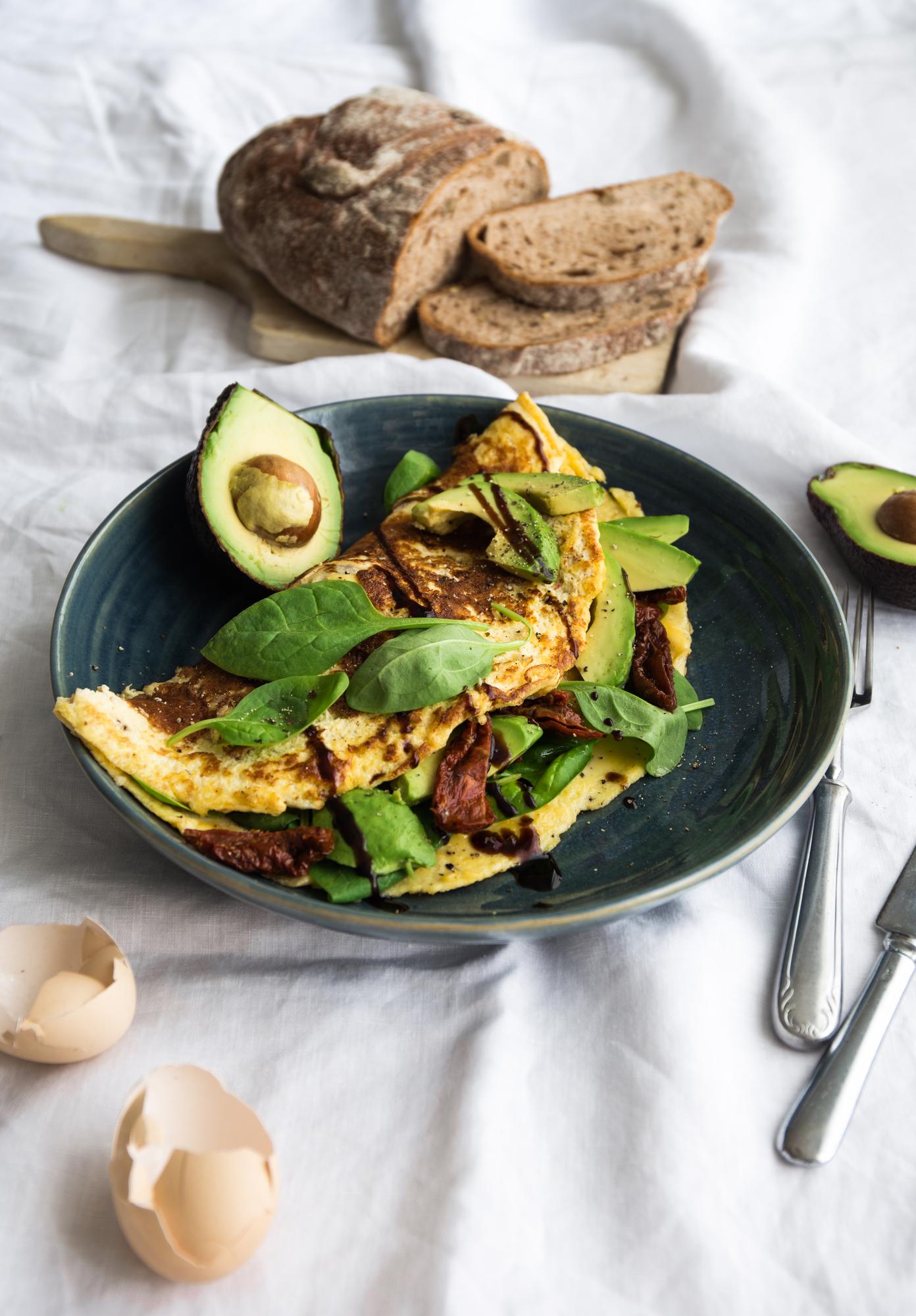 Omelet met zongedroogde tomaten