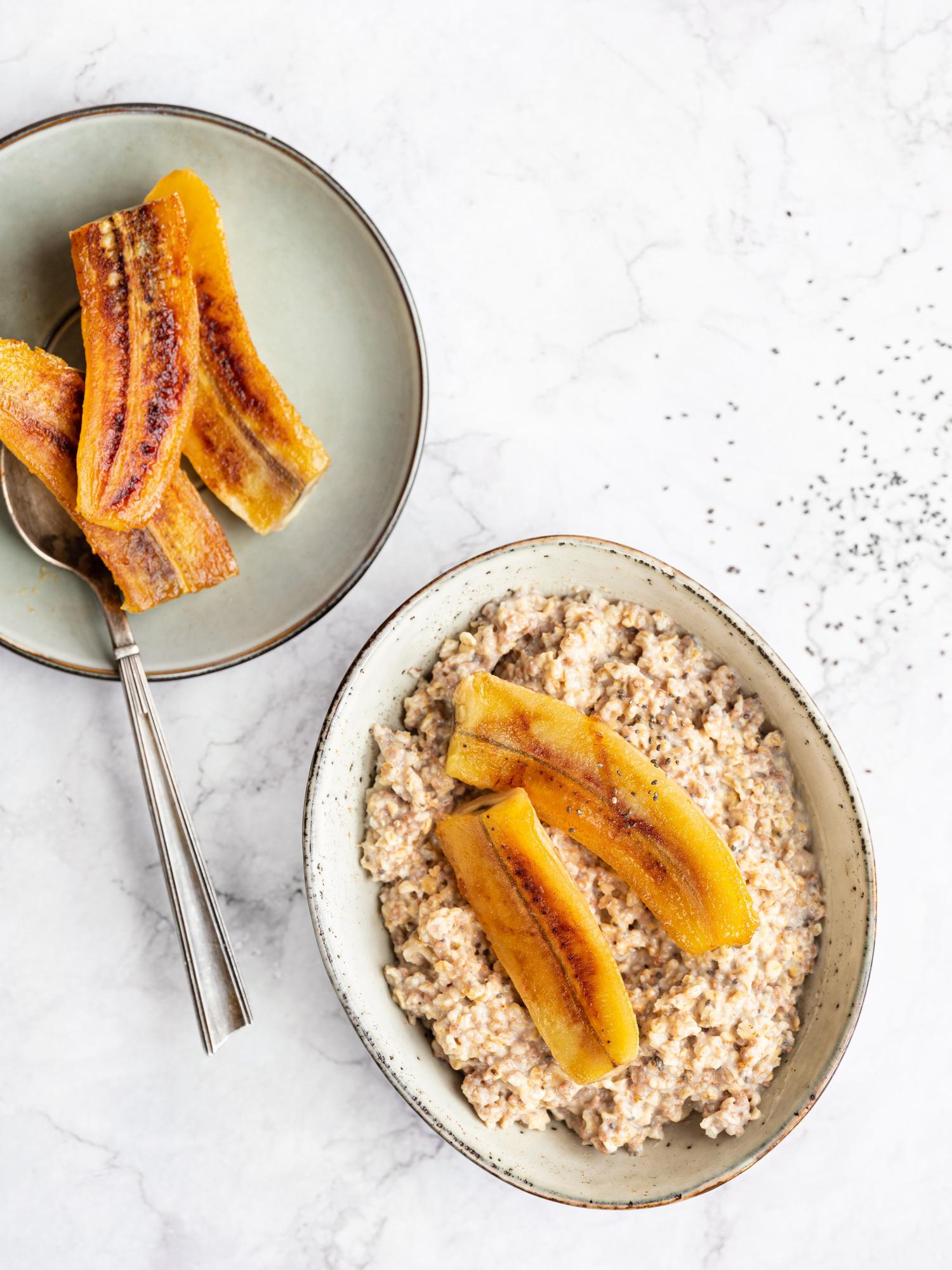 Havermoutpap met gekarameliseerde banaan