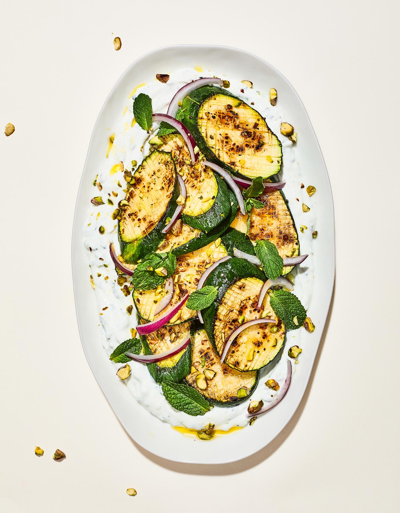 Geroosterde courgette met munt, yoghurt en pistachenoten