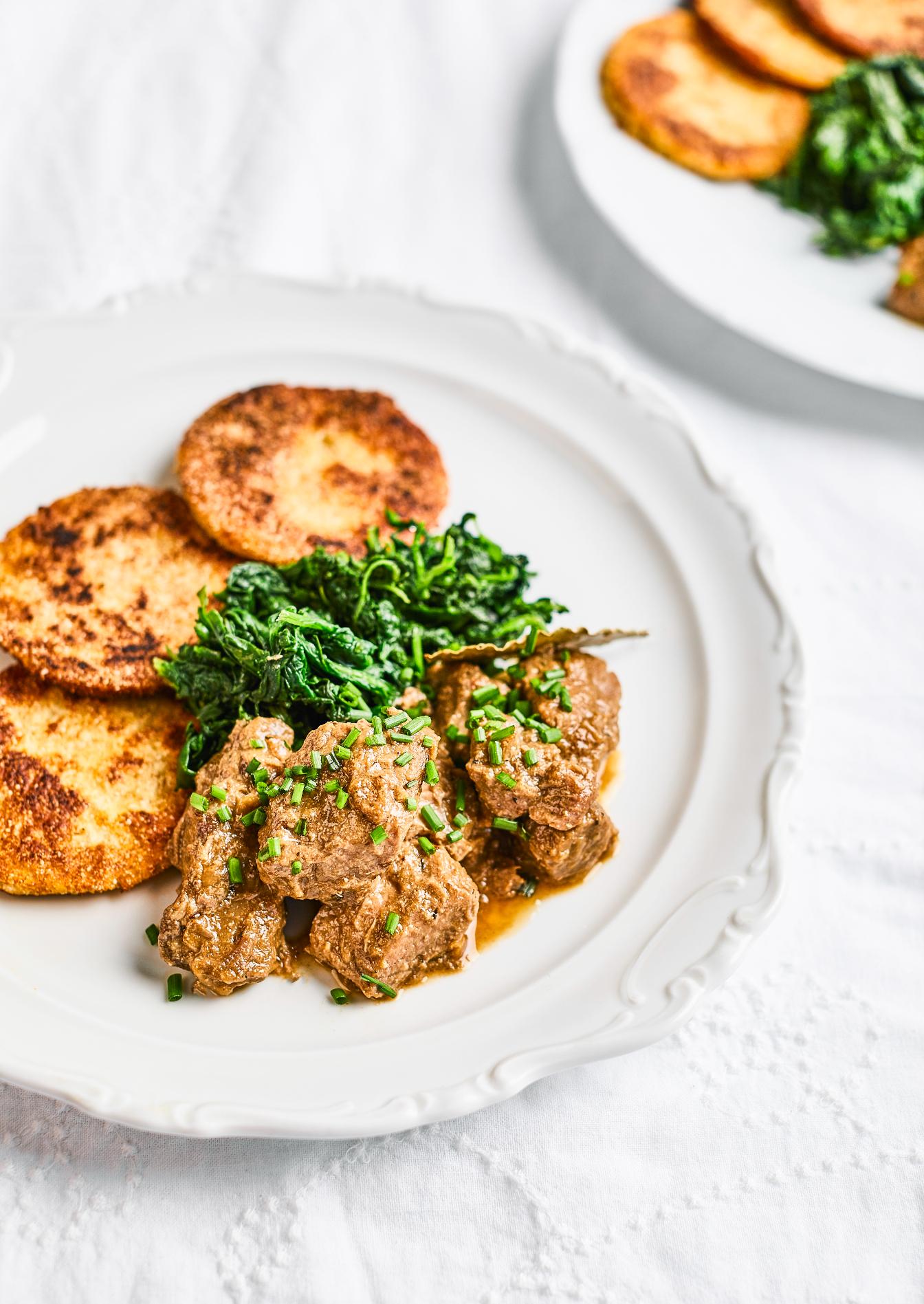 Geroosterde lamsschouder met aardappelkoekjes