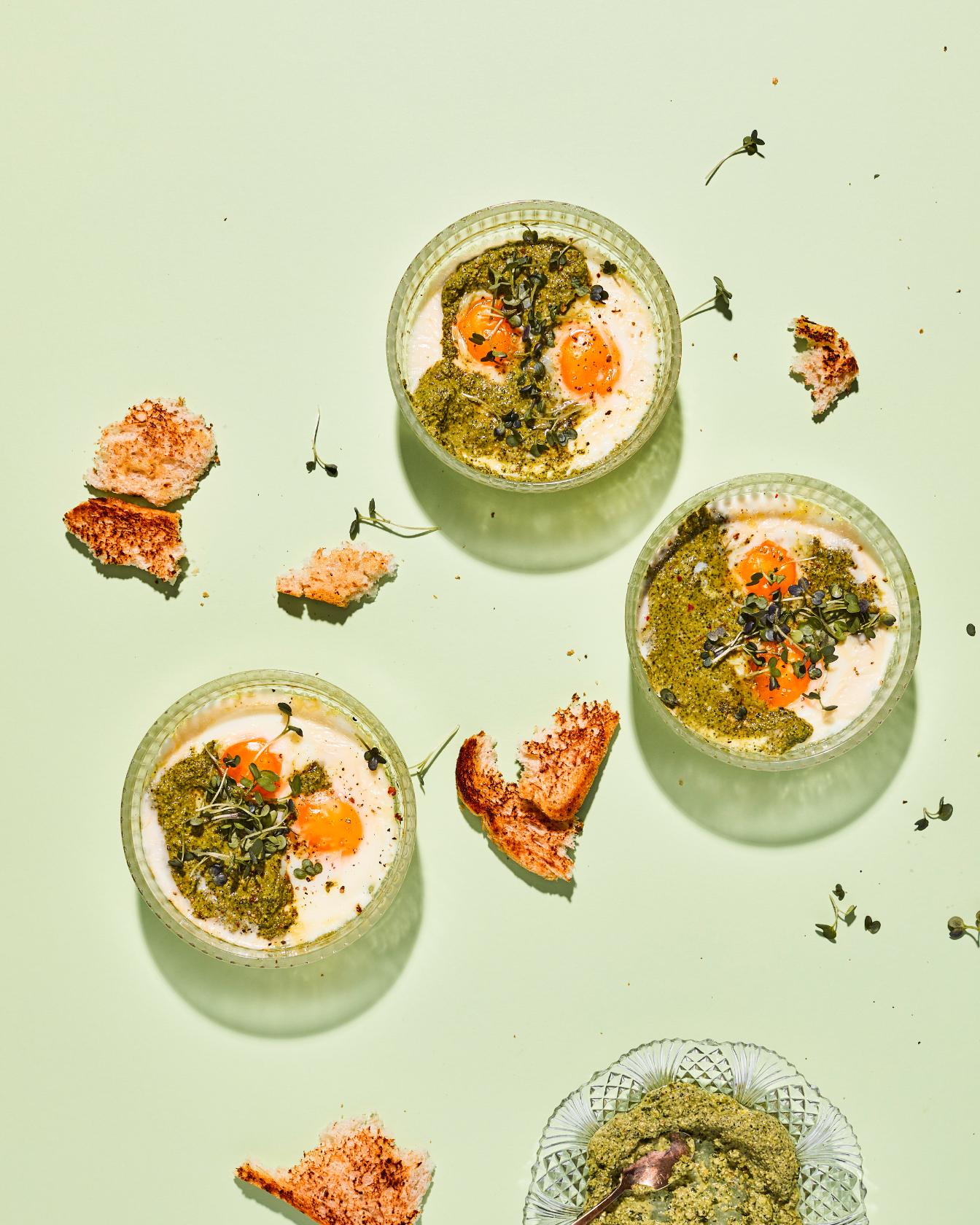 Gebakken eieren met munt-korianderpesto