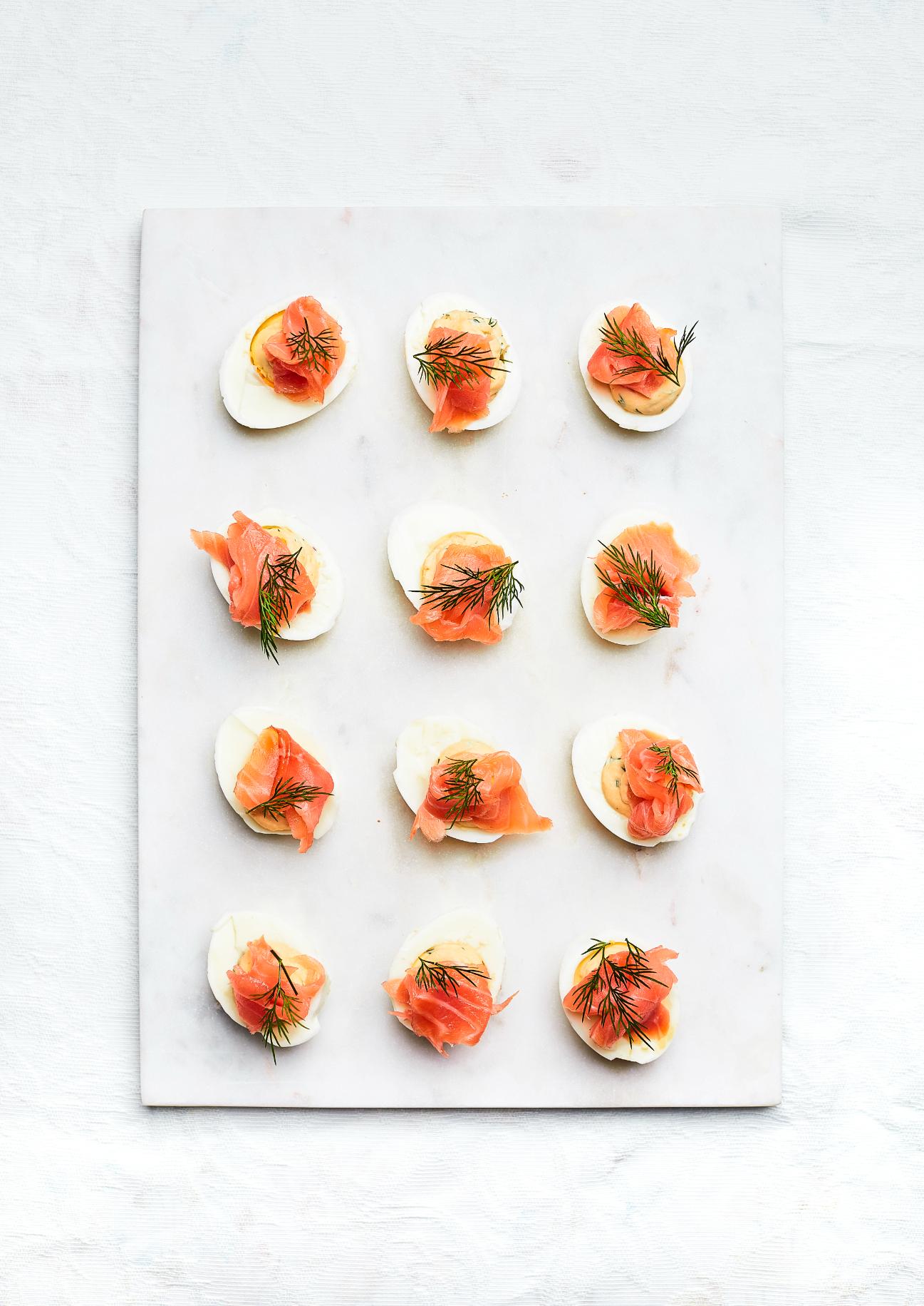 Gevulde eieren met gerookte zalm en dille