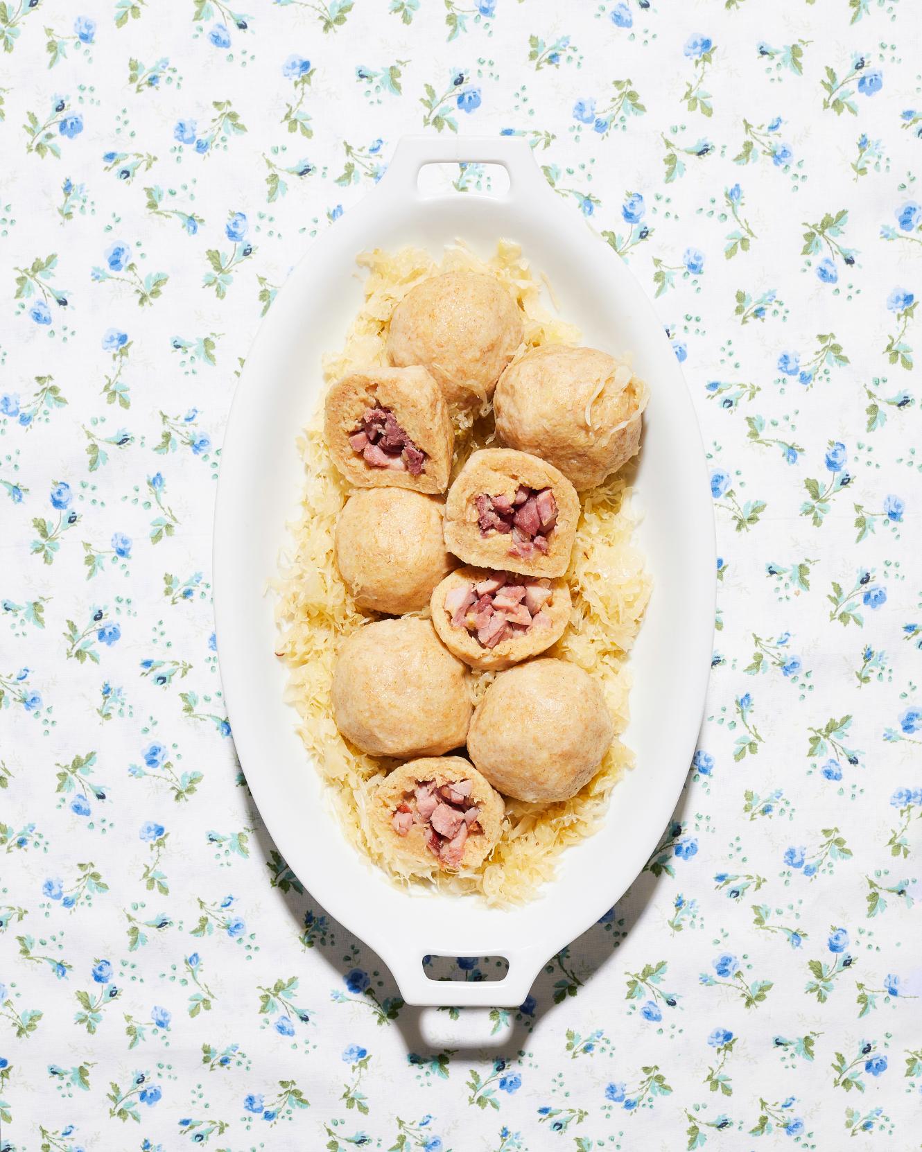 Gevulde aardappelknoedels met zuurkool
