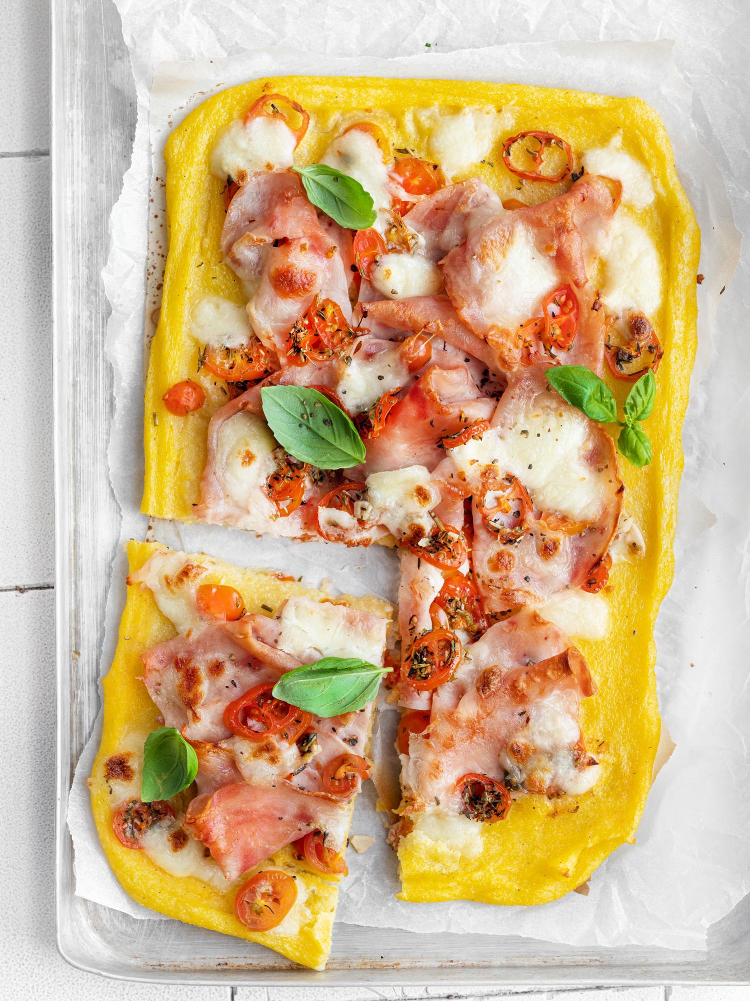 Polentapizza op een bakplaat