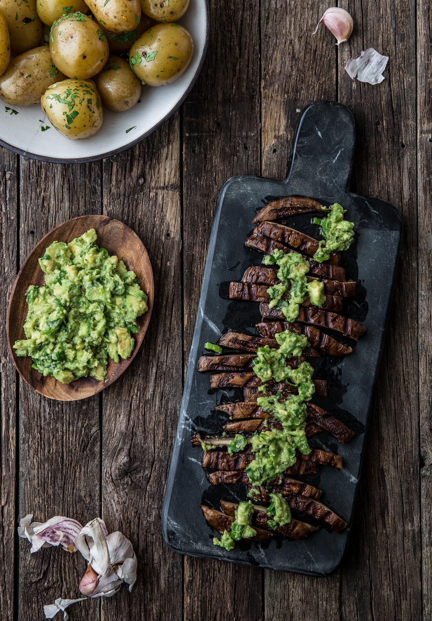 Portobello steaks met avocadosaus en aardappelen