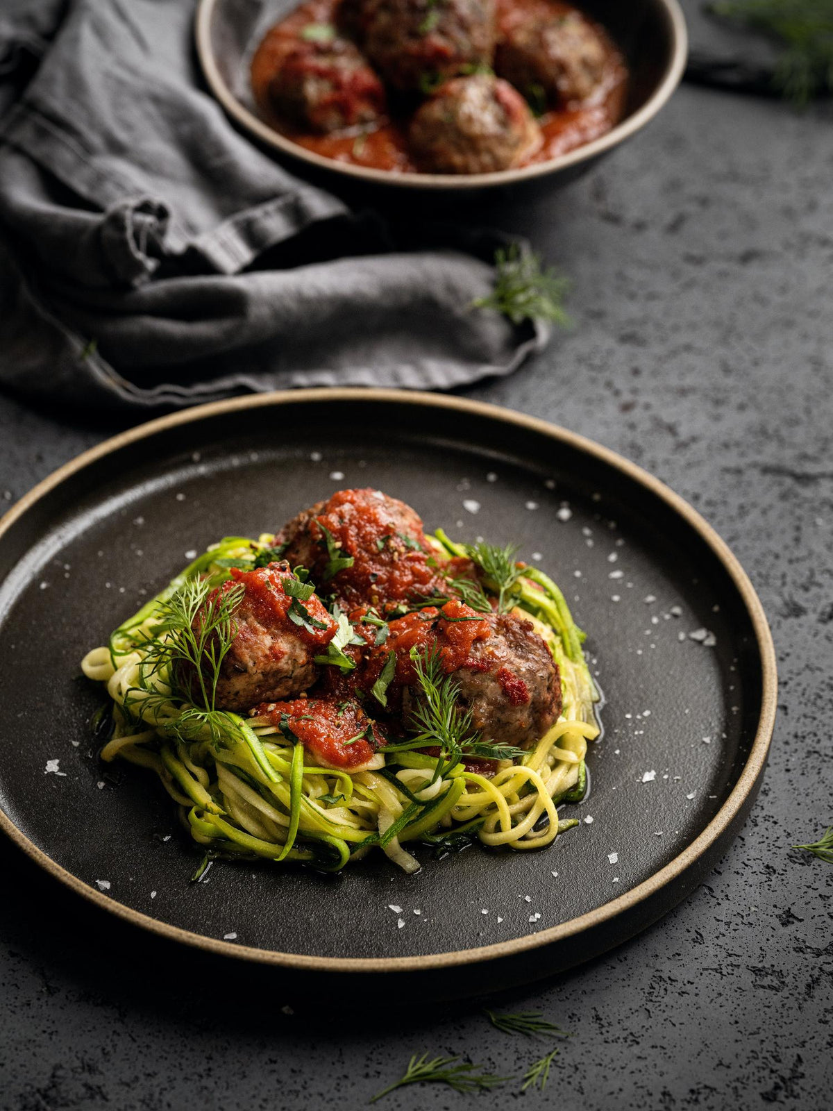 Balletjes van gehakt kalkoensvlees met dille en courgettereepjes