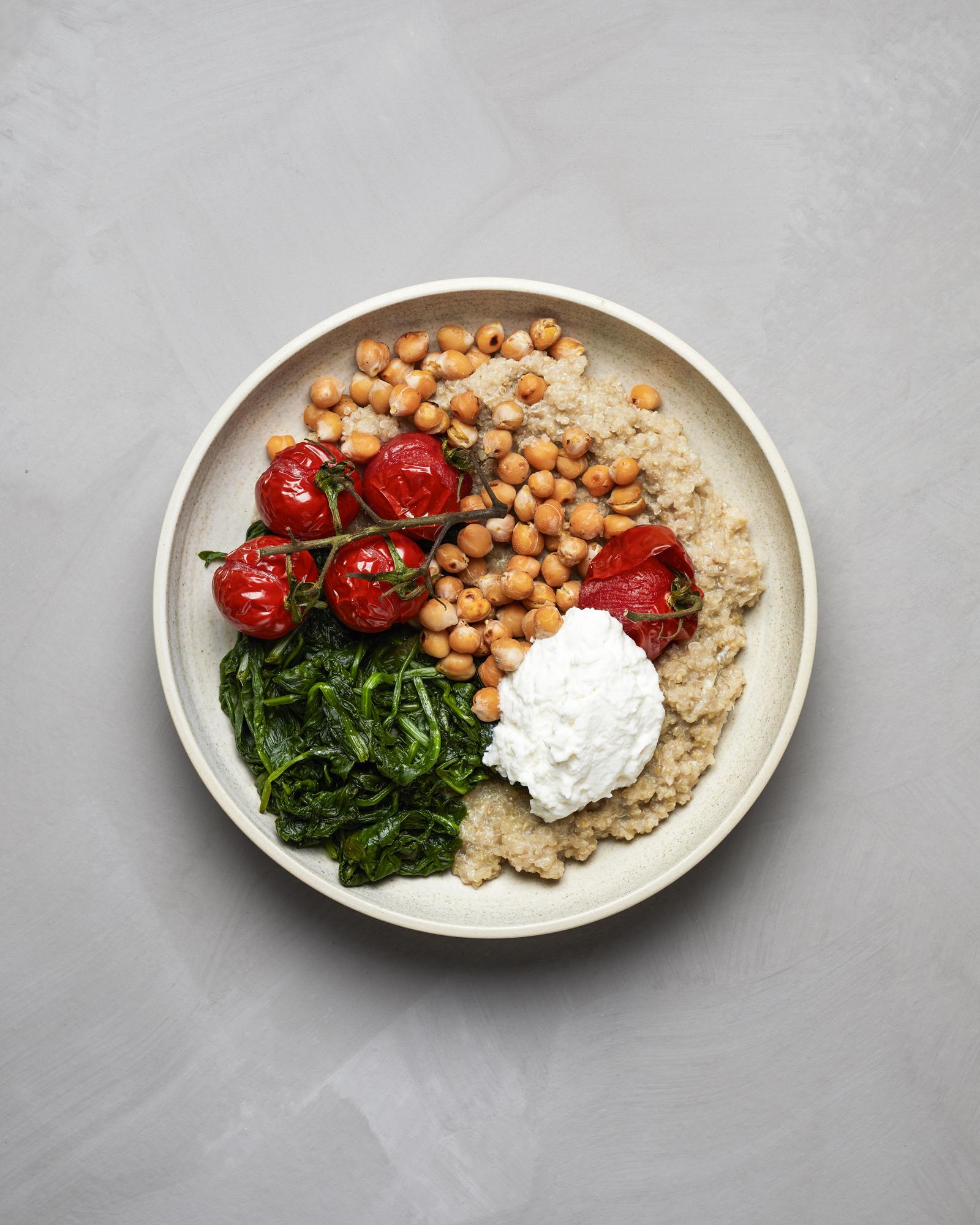 Quinoahavermout met ricotta, geroosterde tomaatjes en kikkererwten