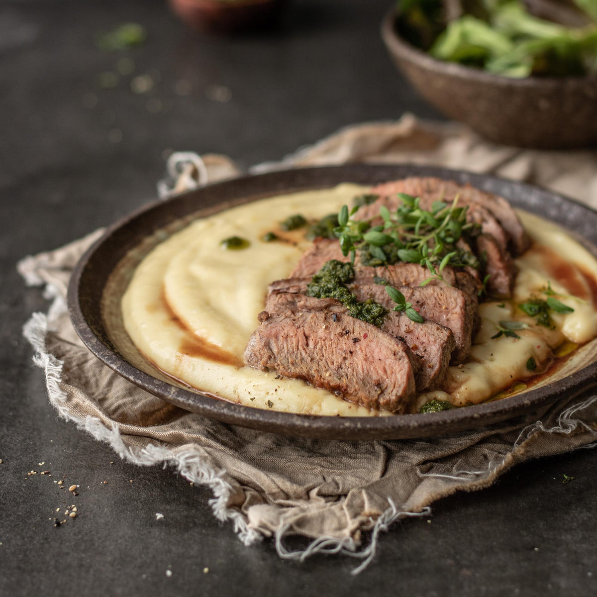 Rundvlees rump steak met pastinaakpuree en tijmpesto