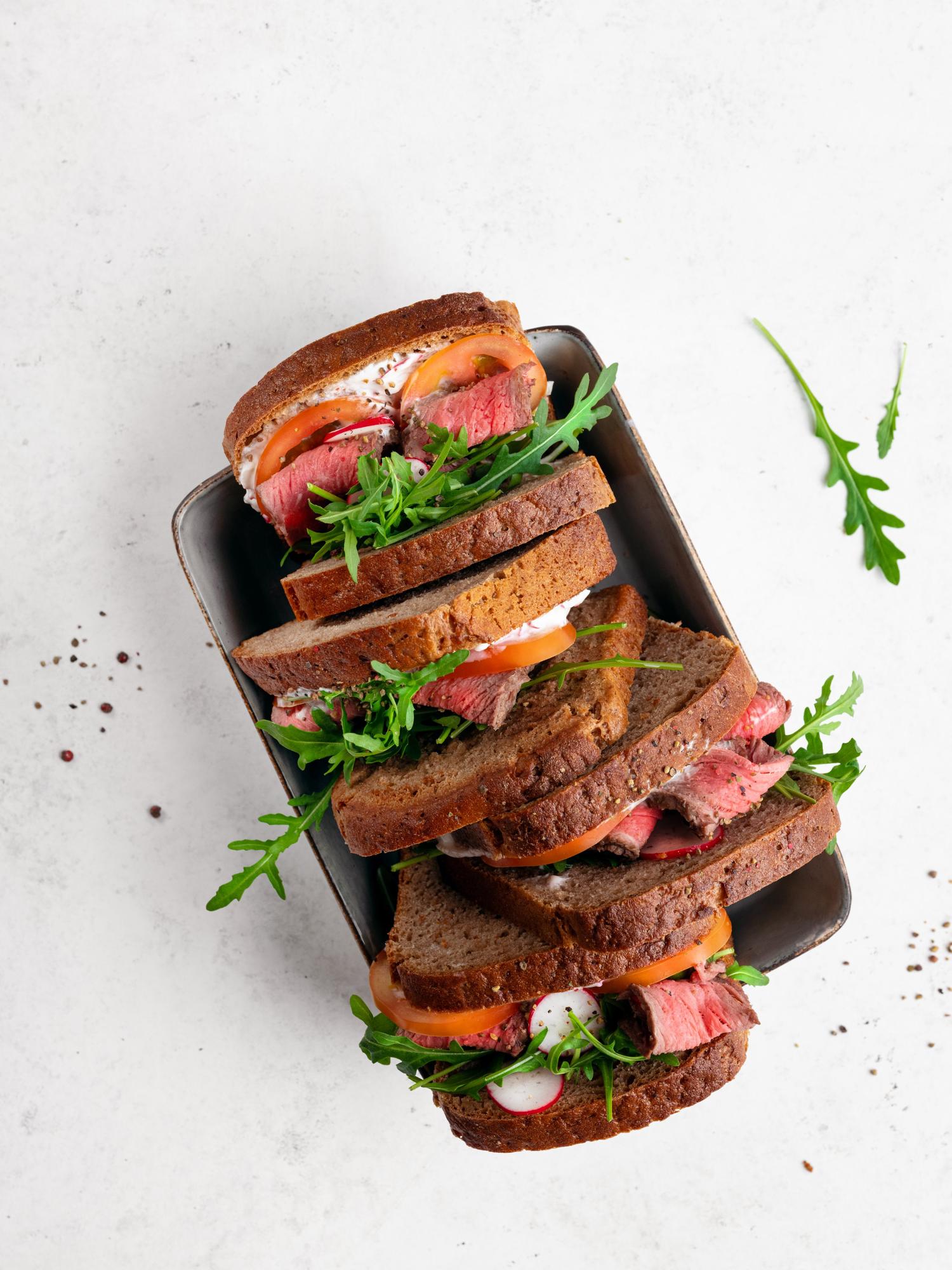 Roastbeef sandwich met radijsdip