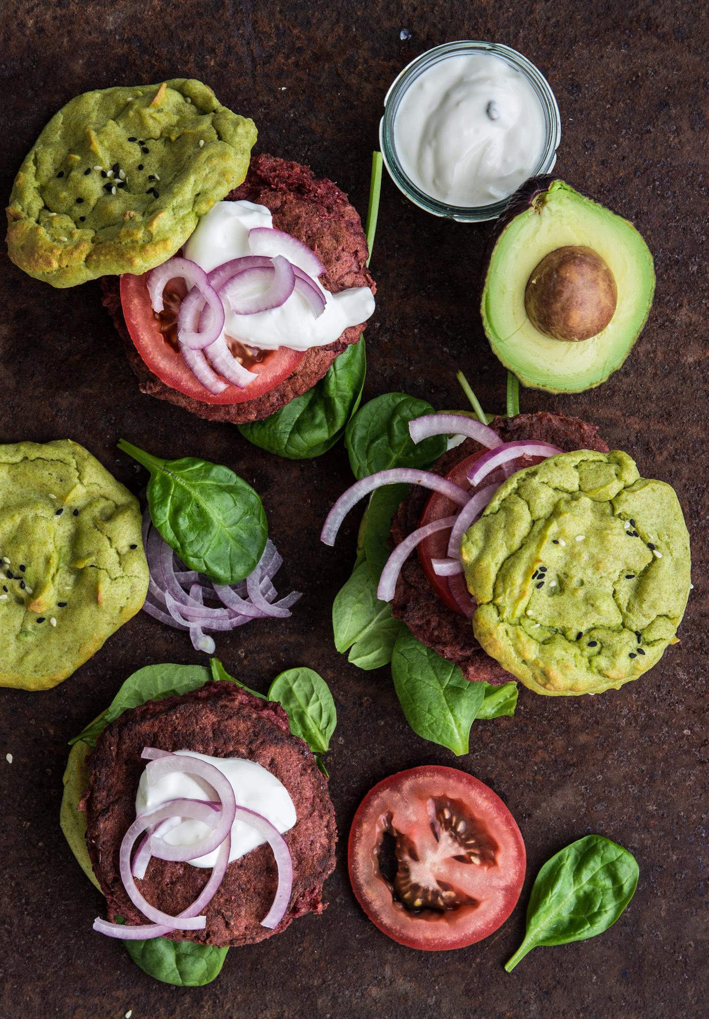 Bietenburgers met avocadobroodje