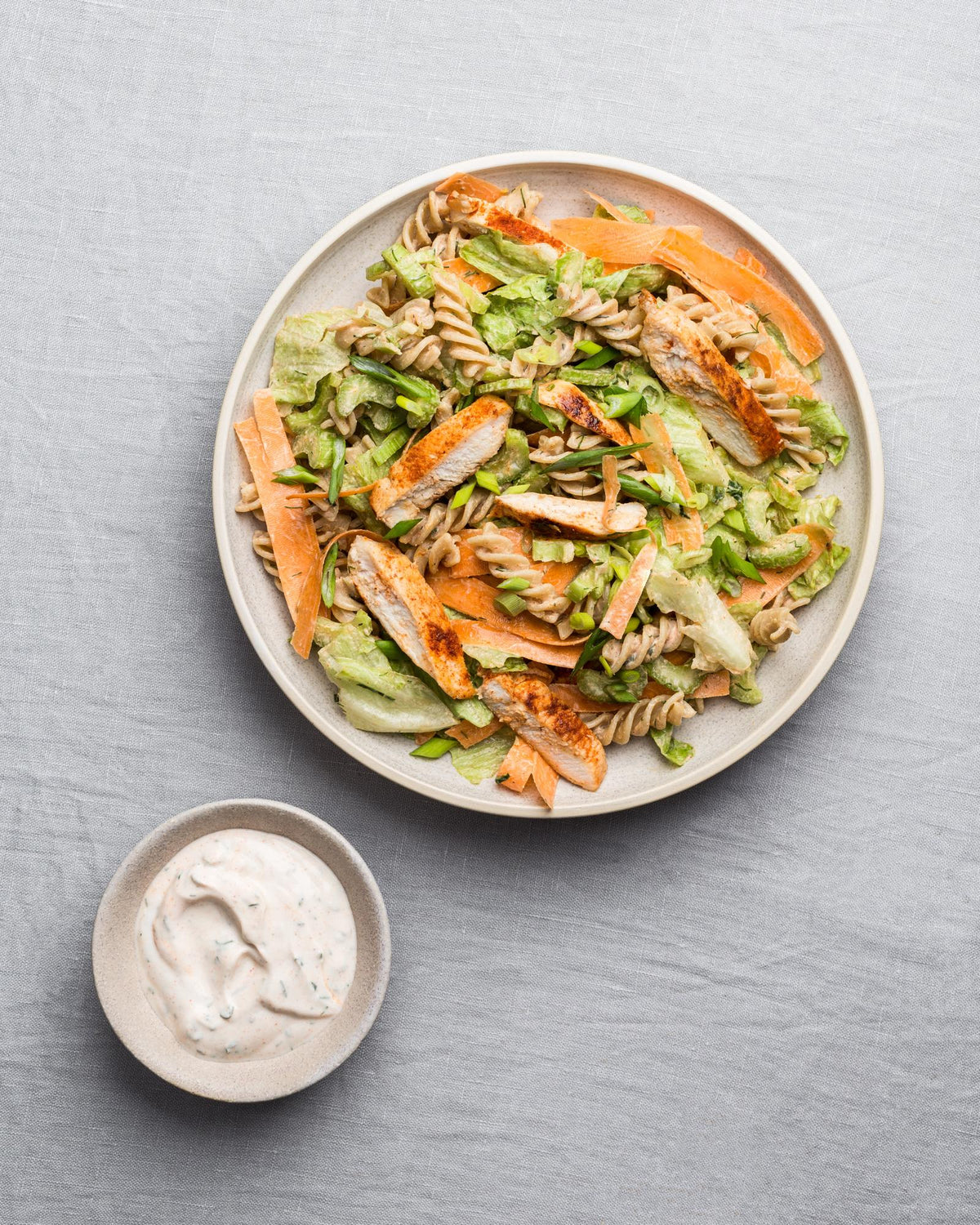 Salade met kippenvlees en pikante dressing