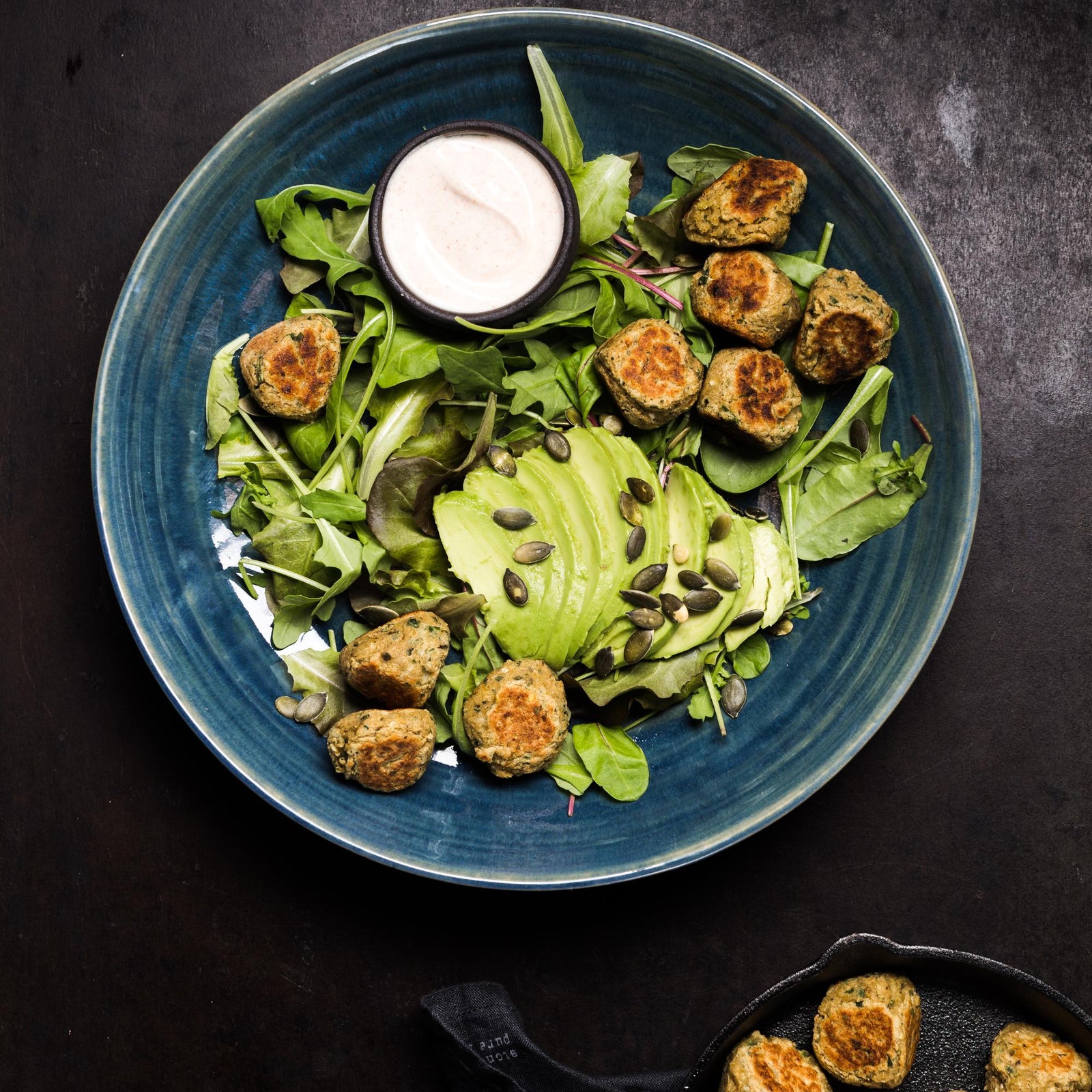 Salade met kikkererwtenballen en yoghurtdressing