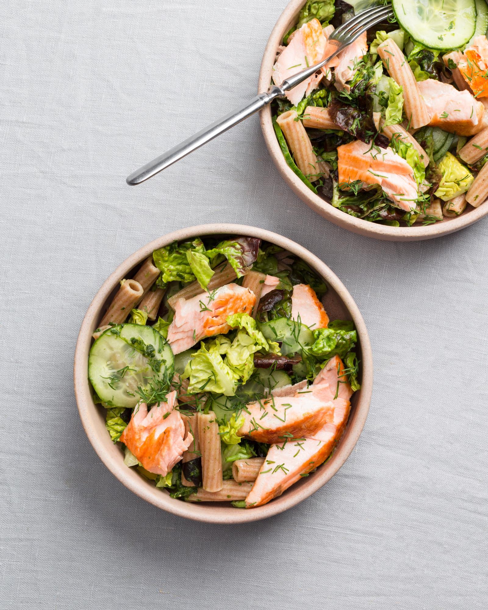 Salade met zalm en kruidendressing