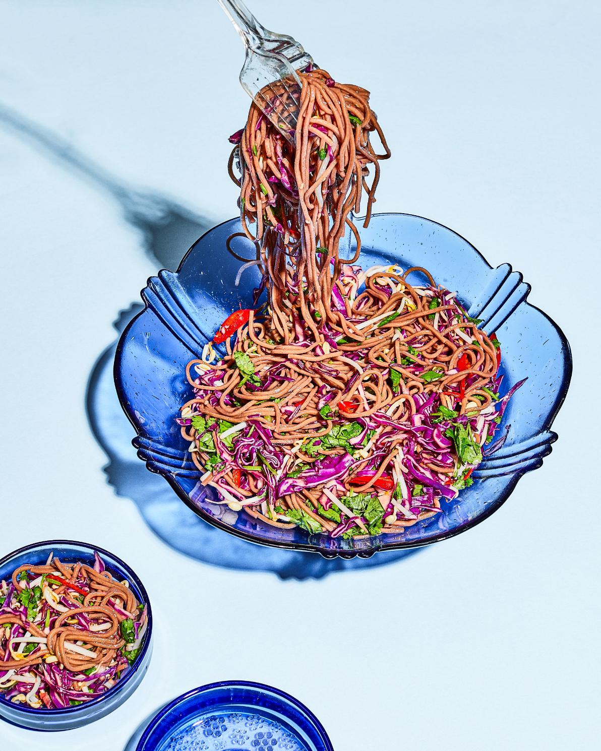 Salade met rode kool, koriander en soba-noedels