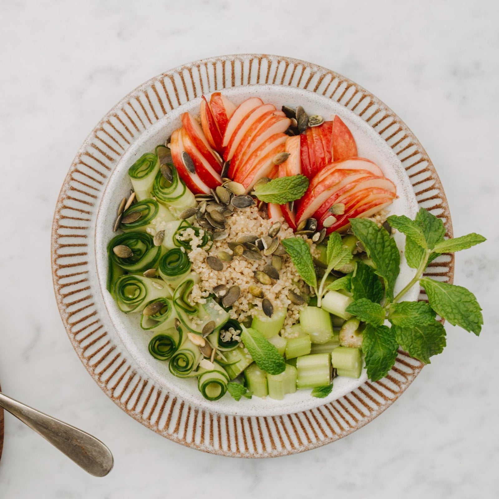 Salade met quinoa en mosterdzaad