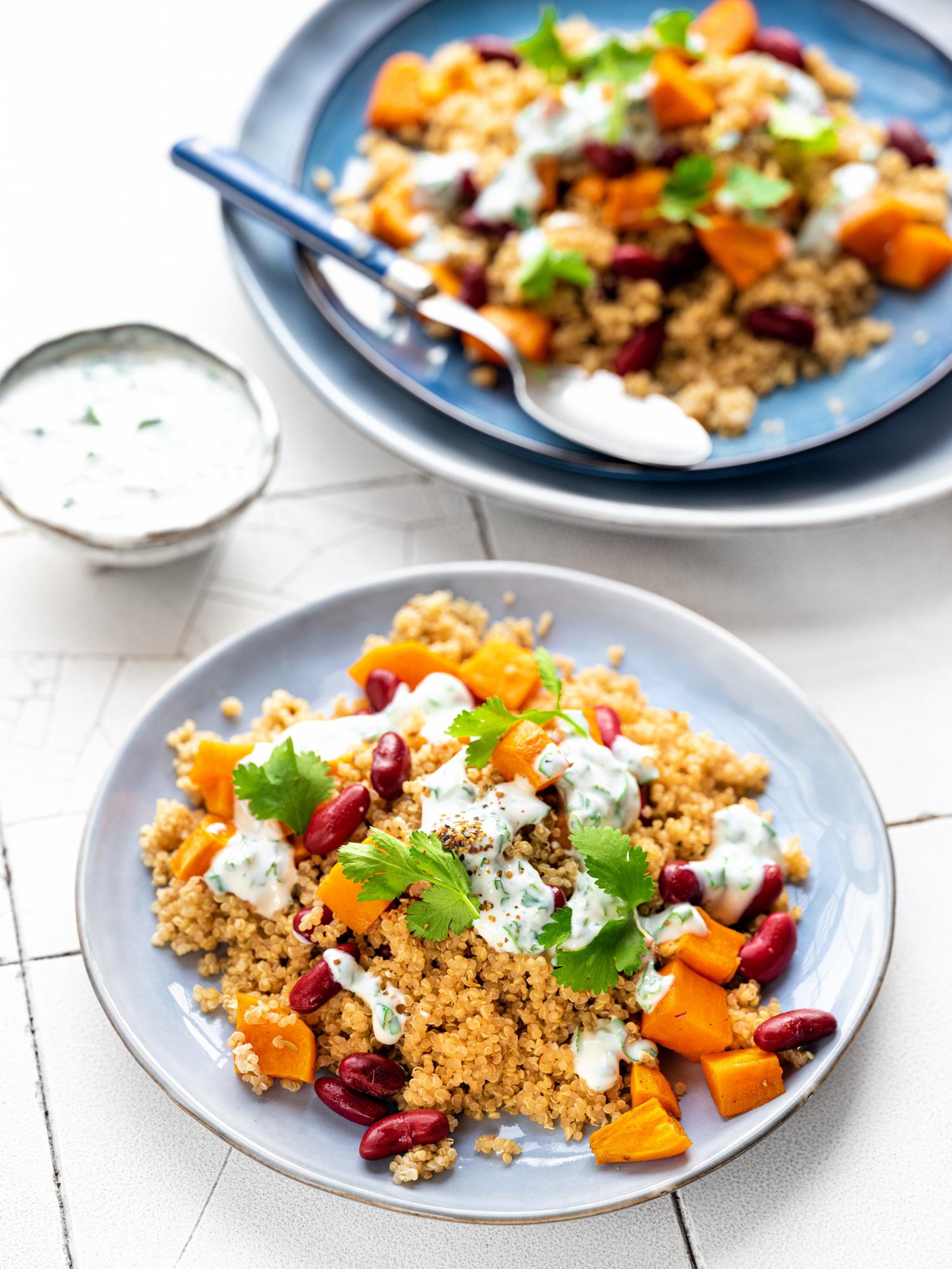 Salade met quinoa, geroosterde zoete aardappel en dressing