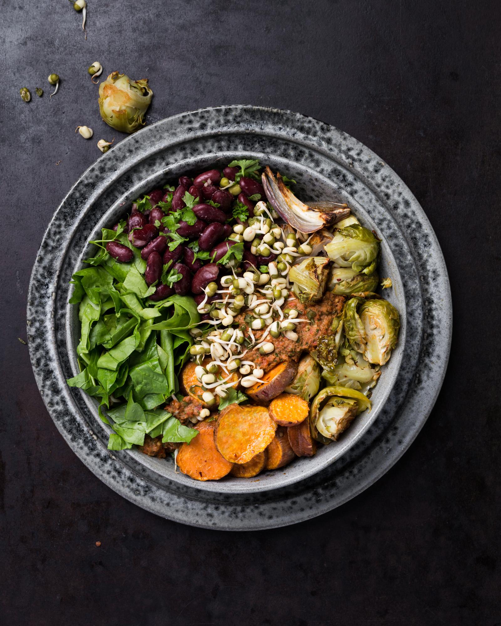 Salade met spruitjes en salsa