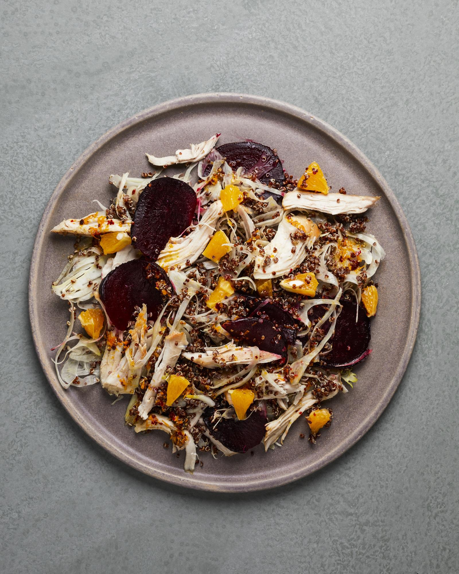 Salade met getrokken kalkoensvlees, venkel en sinaasappelschil