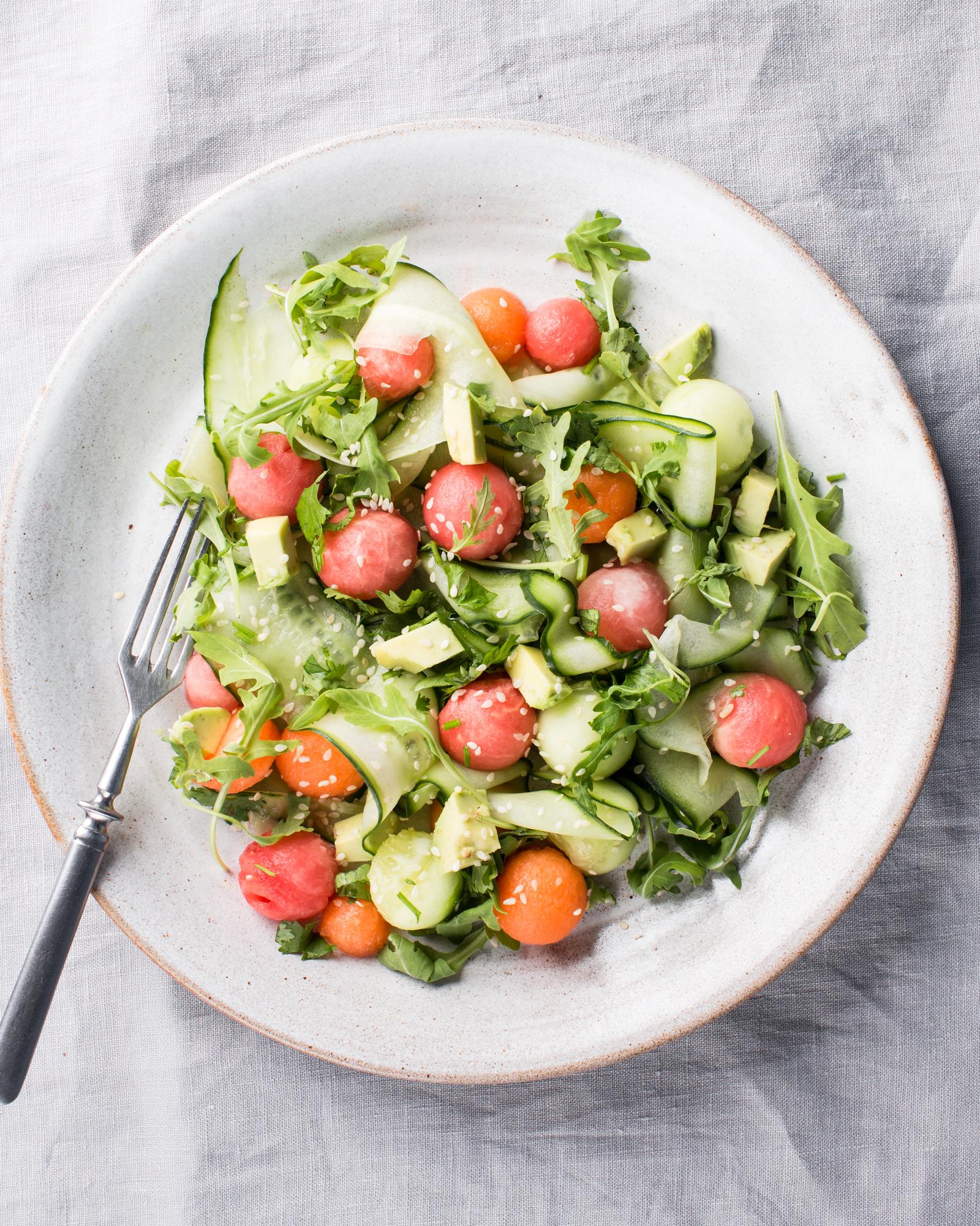 Salade met komkommer, meloen en avocado