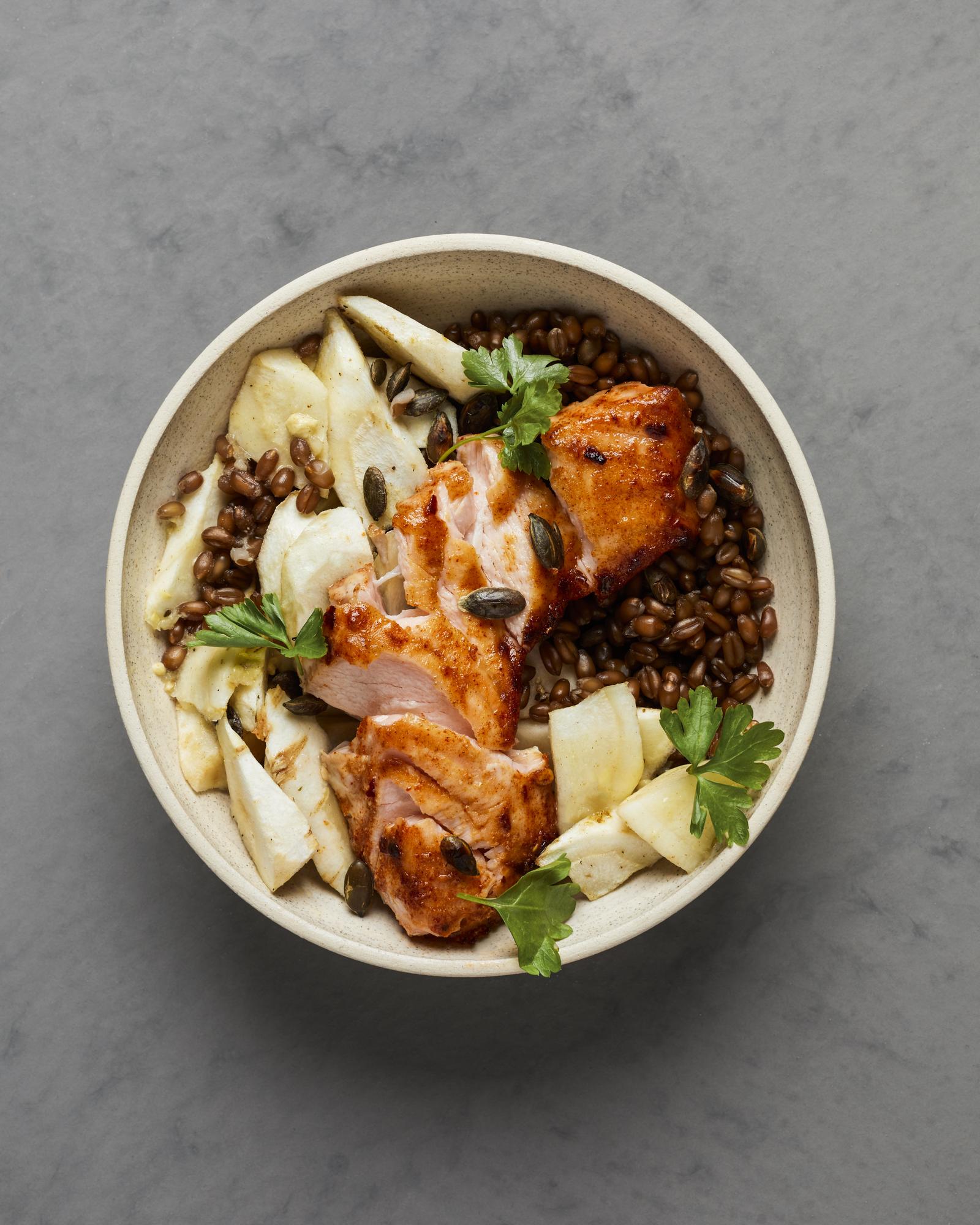 Salade van tarwekorrels met zalm en peterselie