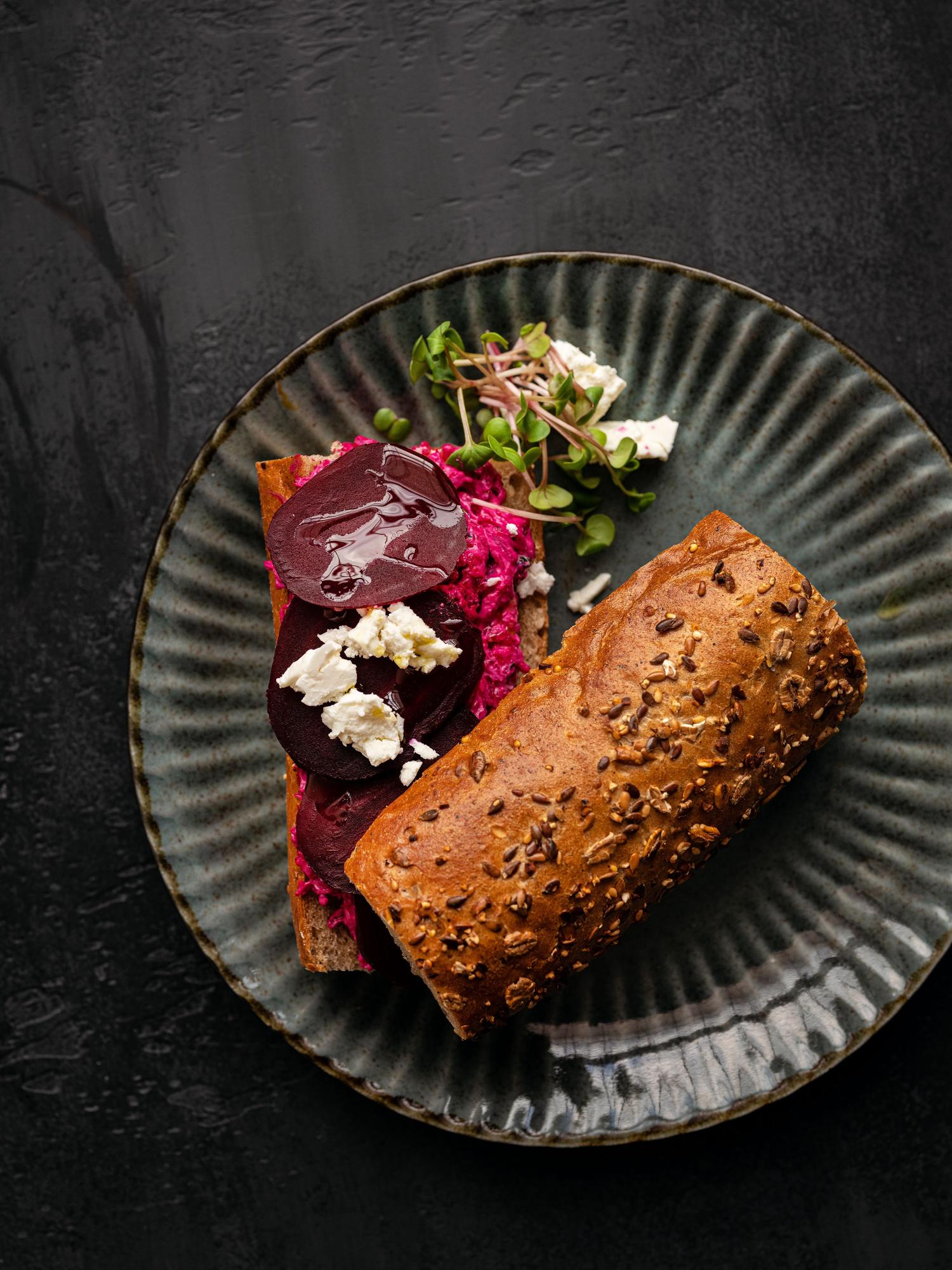 Sandwich met rode biet en fetakaas