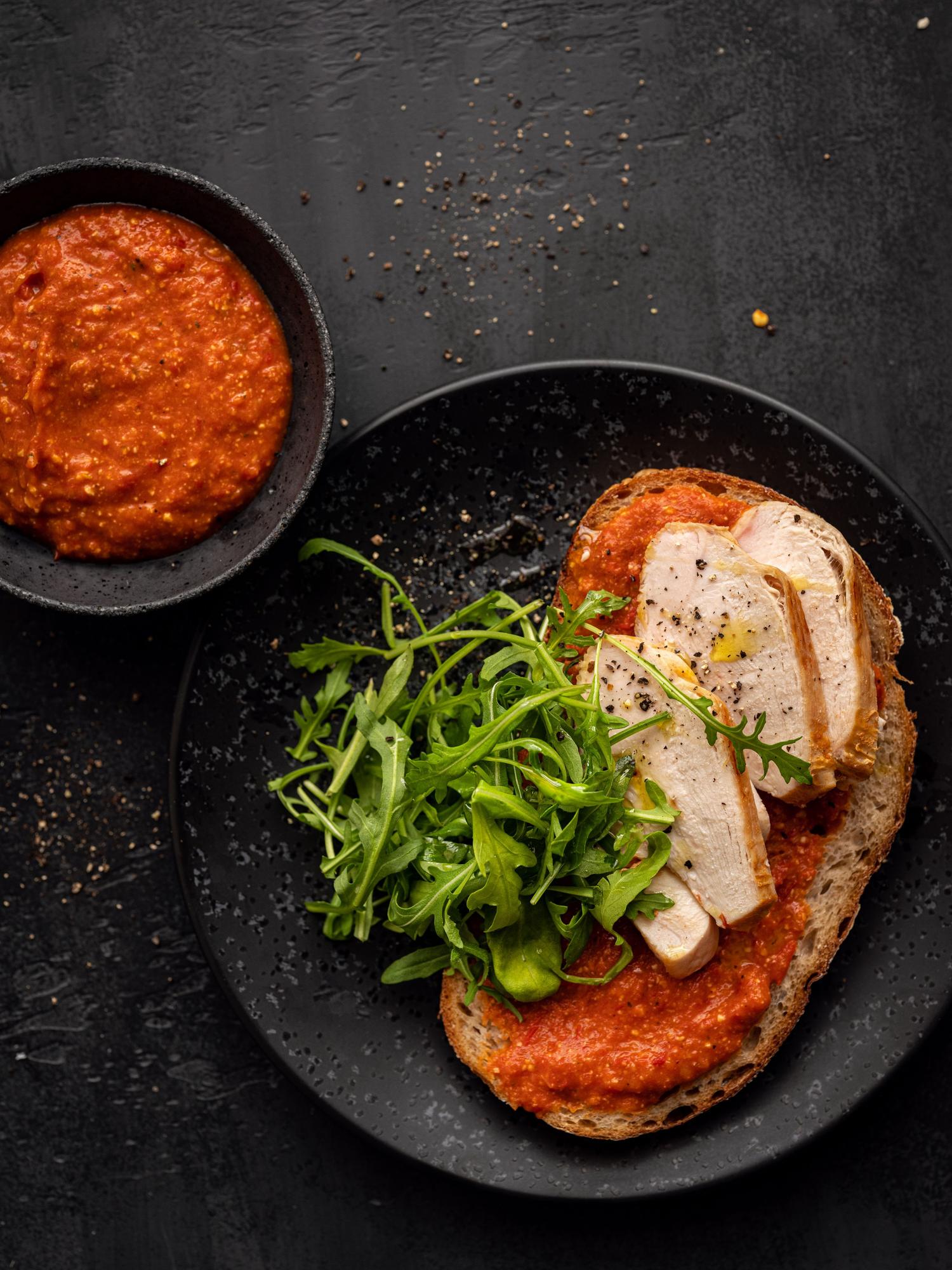 Sandwich met paprikatapenade en kipvlees