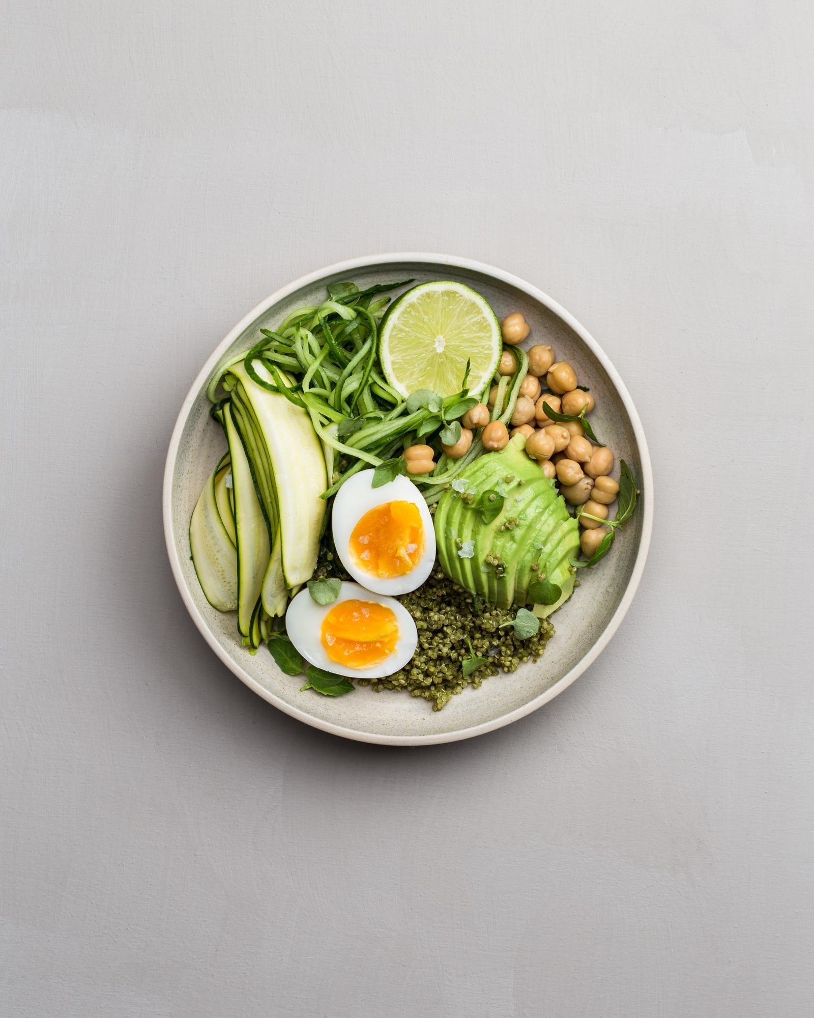 Hartige kom met avocado en basilicumquinoa