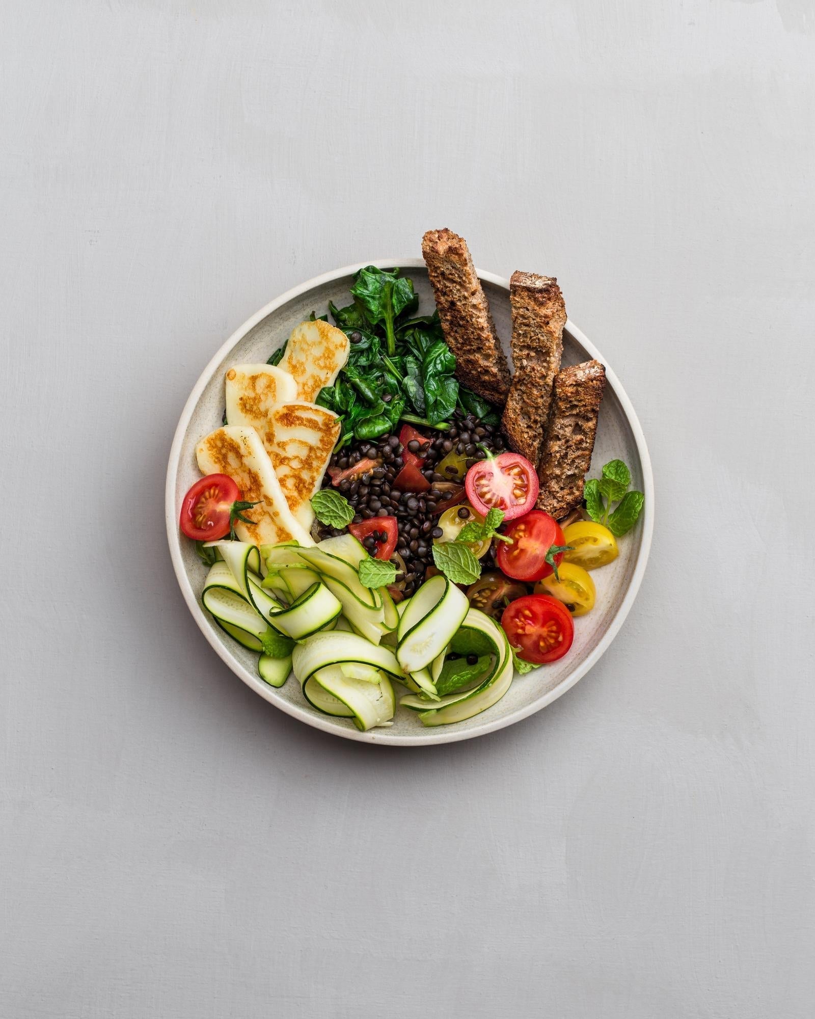 Hartige kom met halloumi