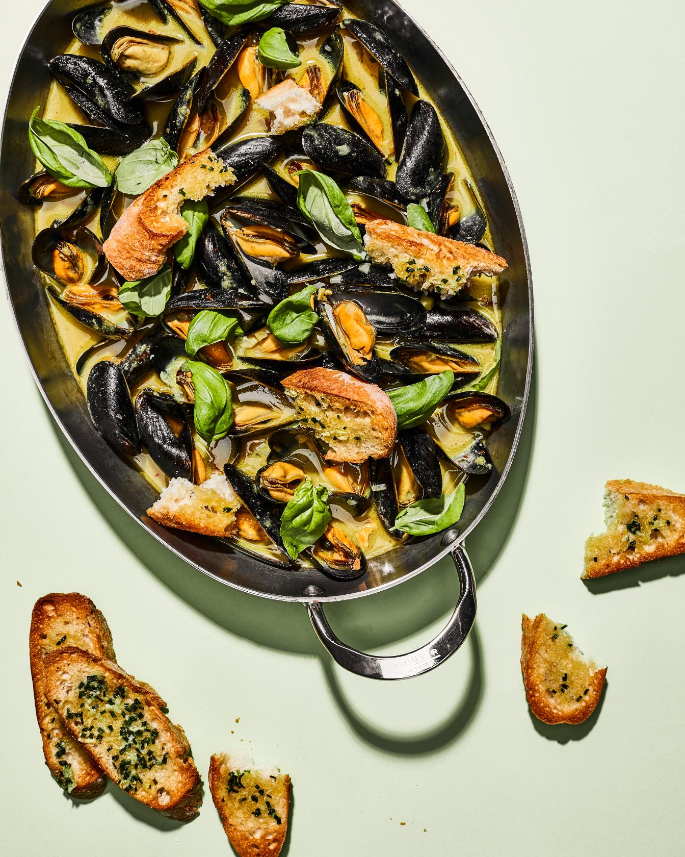 Mosselen in currysaus met knoflookbrood