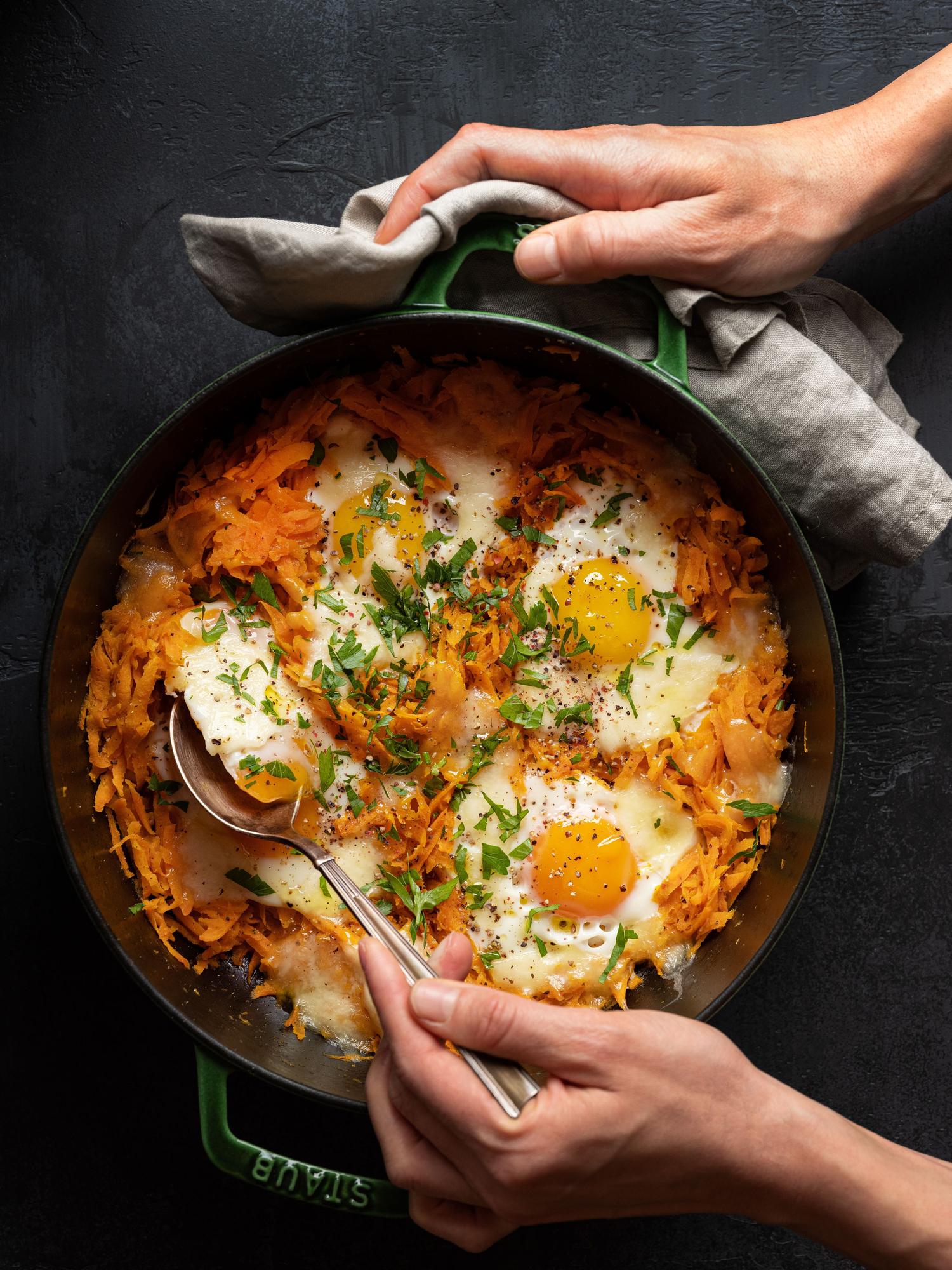 Ontbijtpan met eieren, zoete aardappel en mozzarella