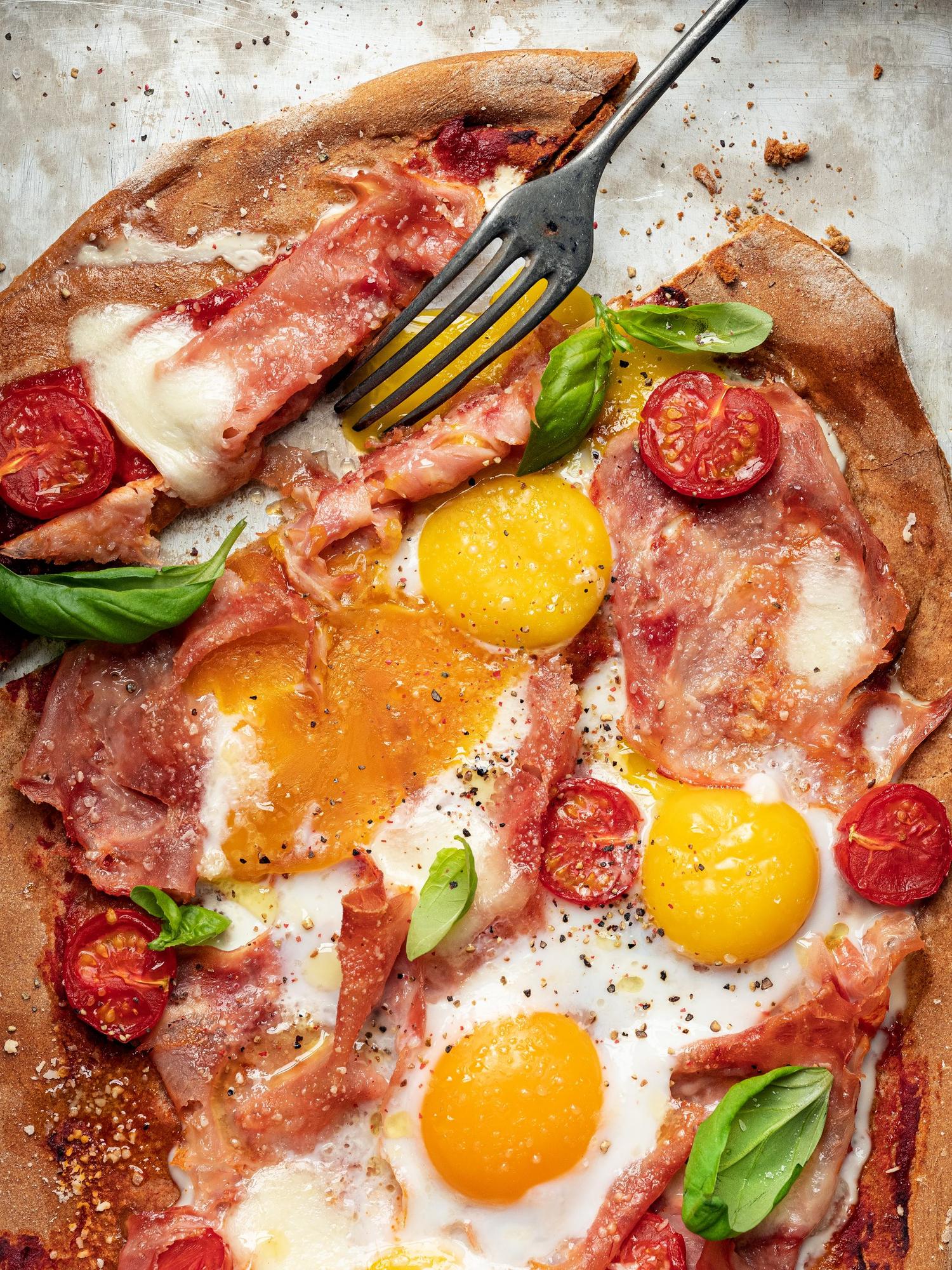 Ontbijtpizza met eieren