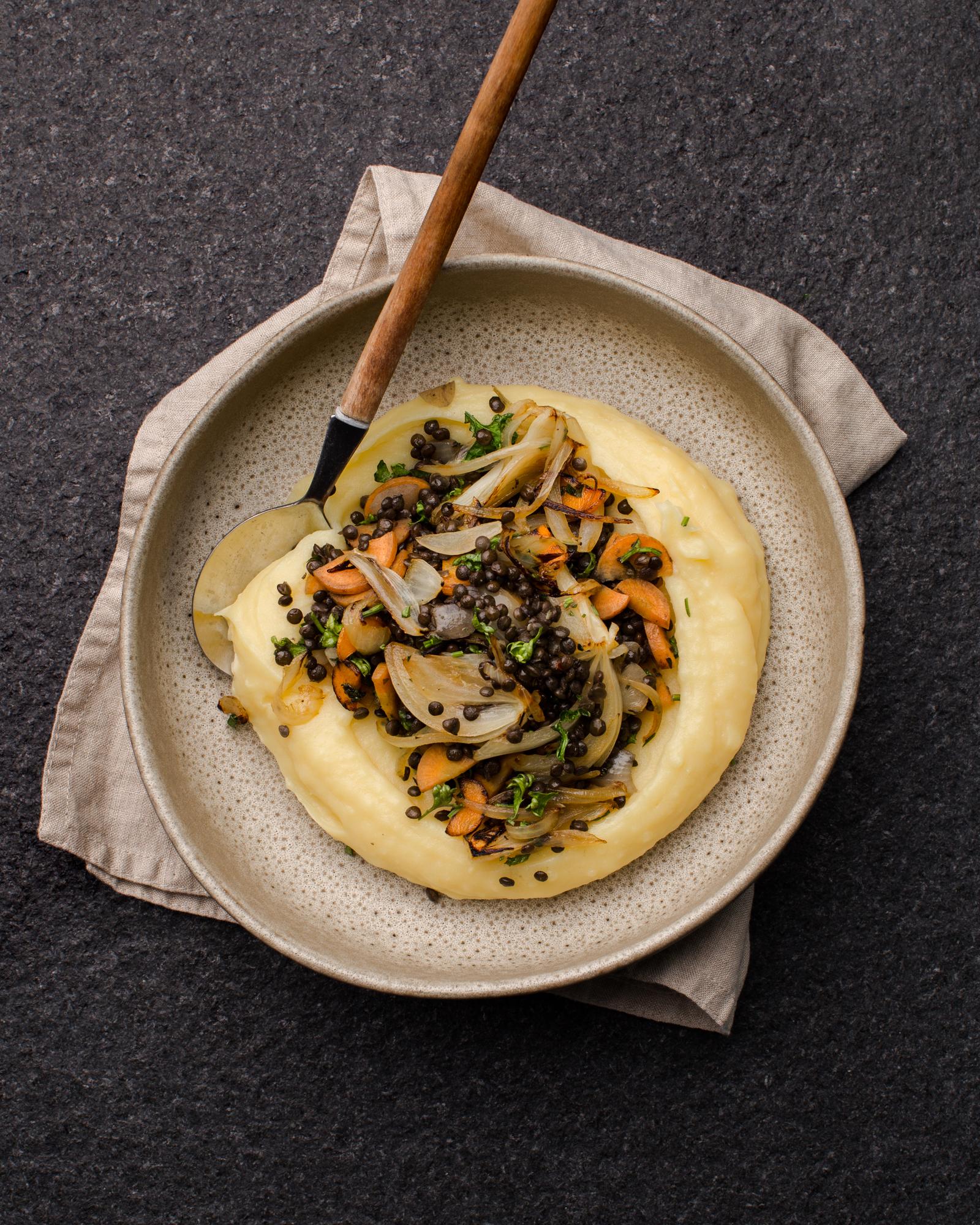 Linzen met kruiden en aardappelpuree