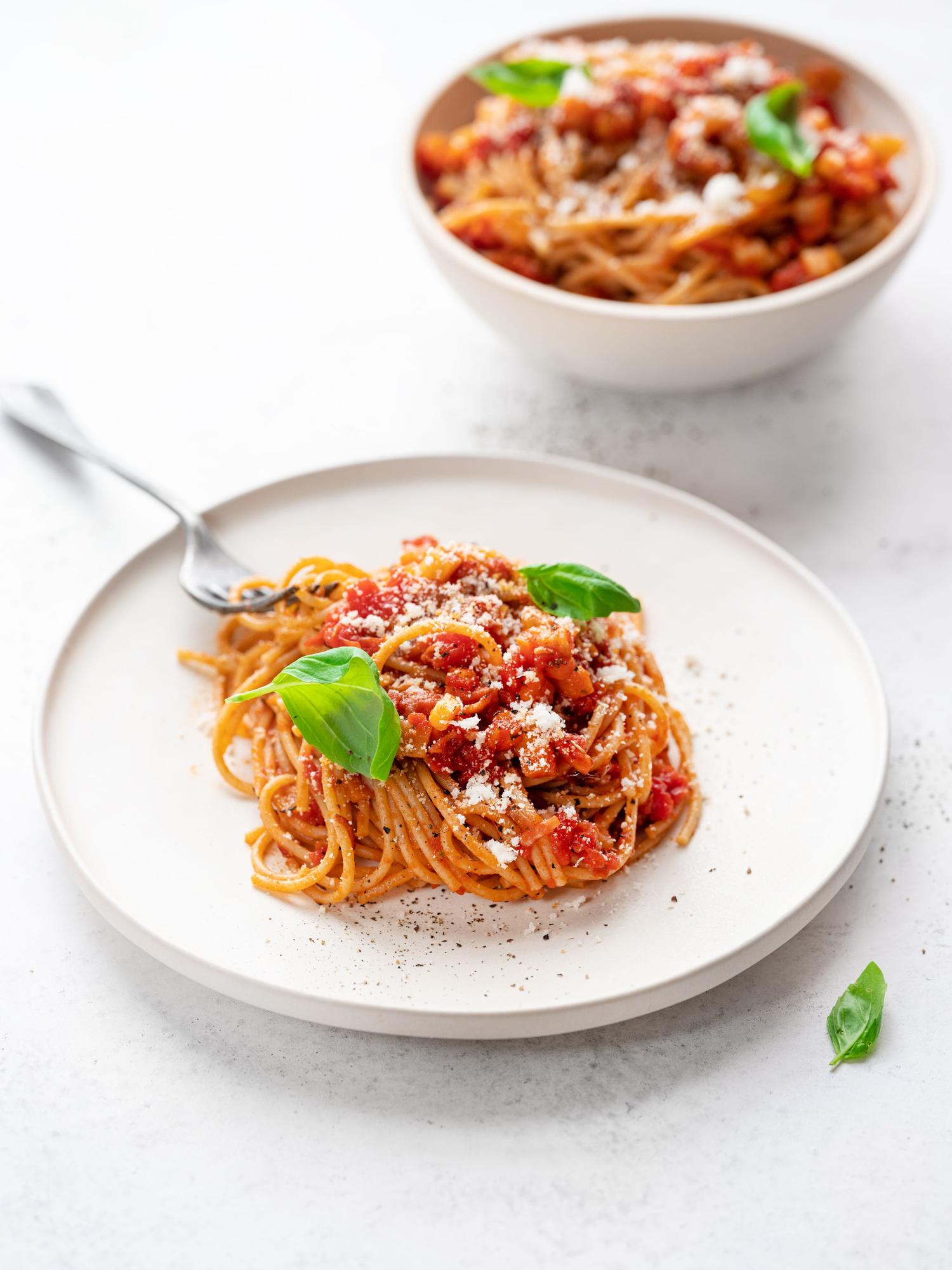 Spaghetti met tomatensaus en gedroogde ham