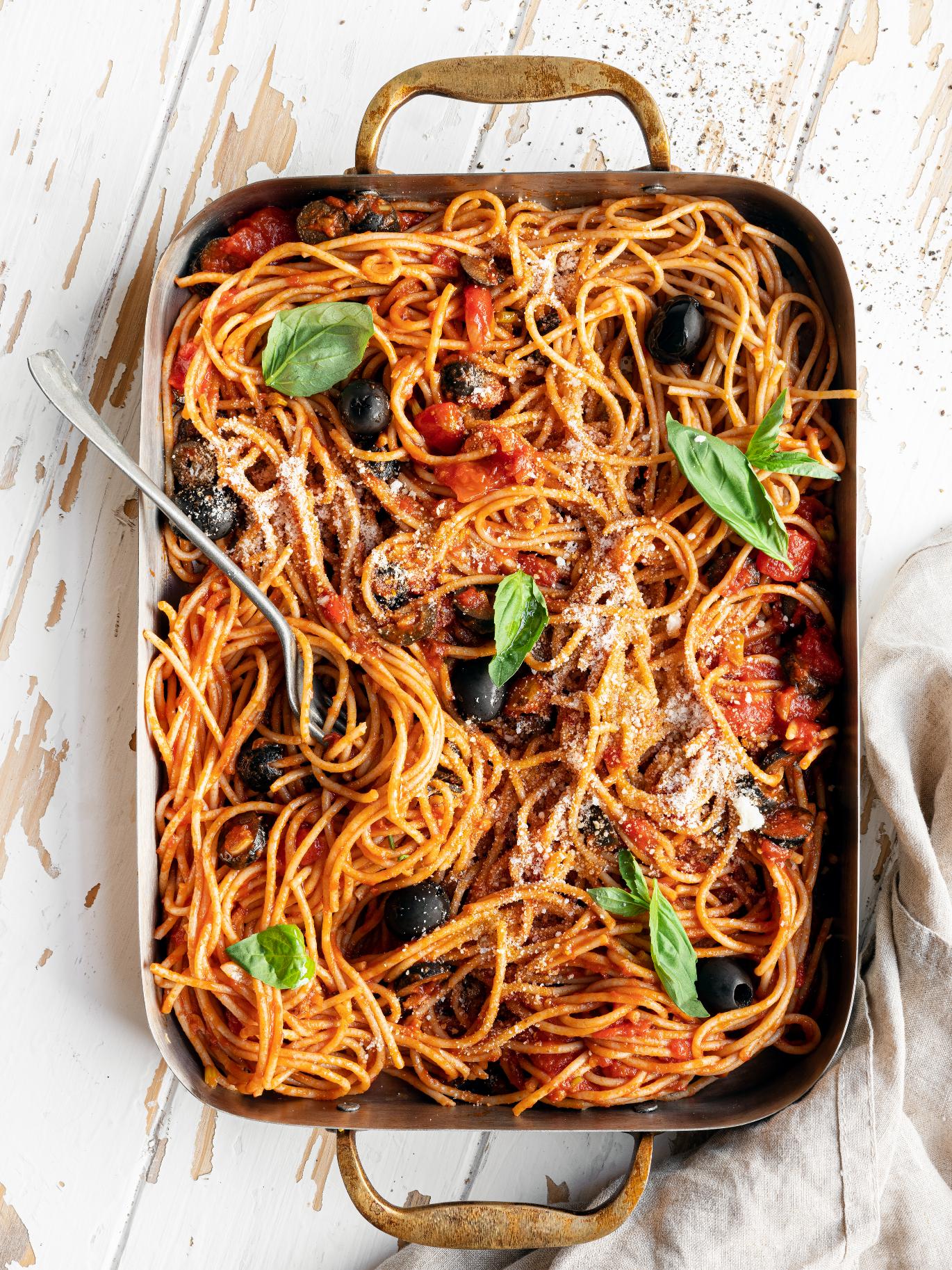 Spaghetti met tomaat-basilicumsaus en olijven