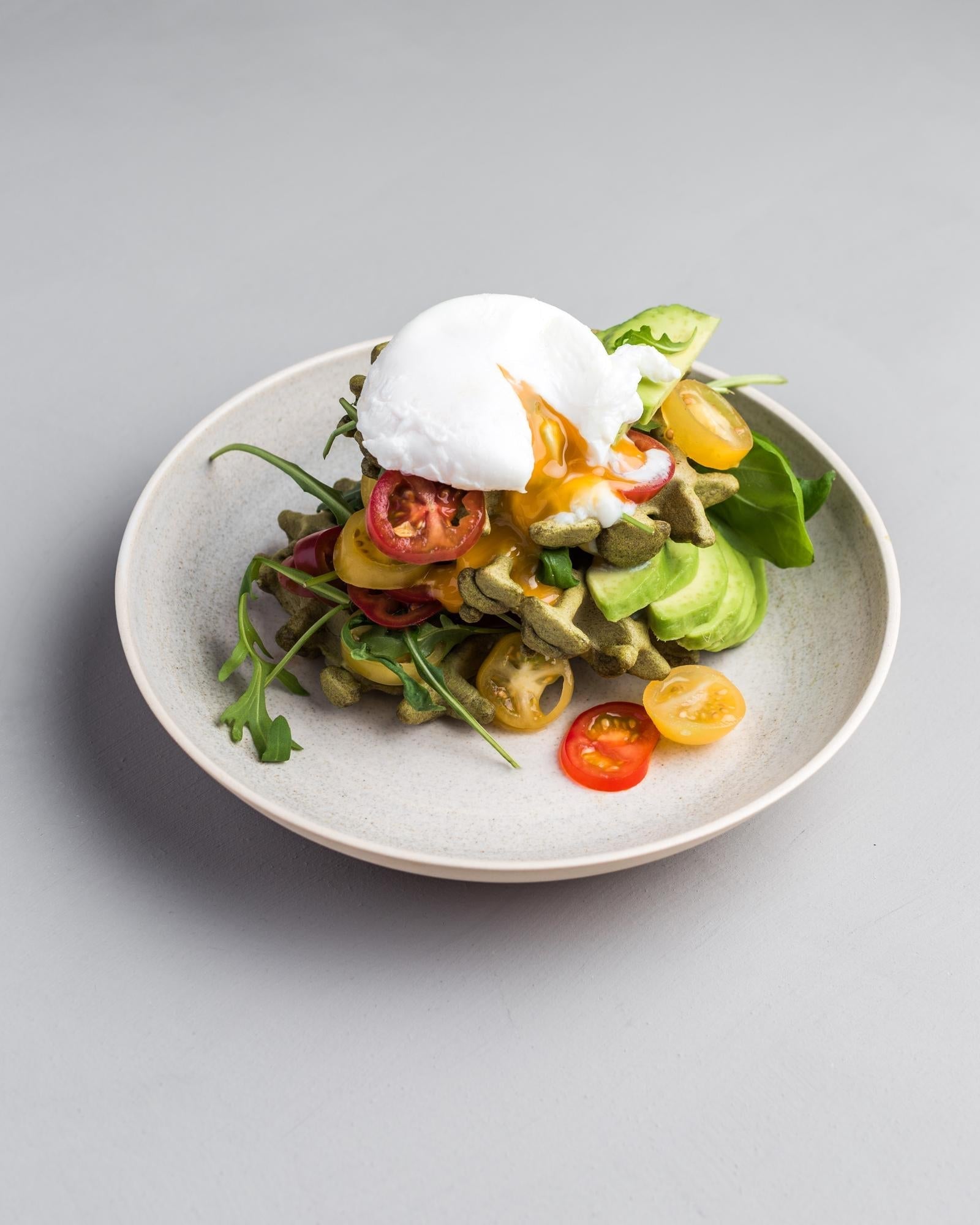 Spinaziewafels met tomaten, avocado en gepocheerd ei