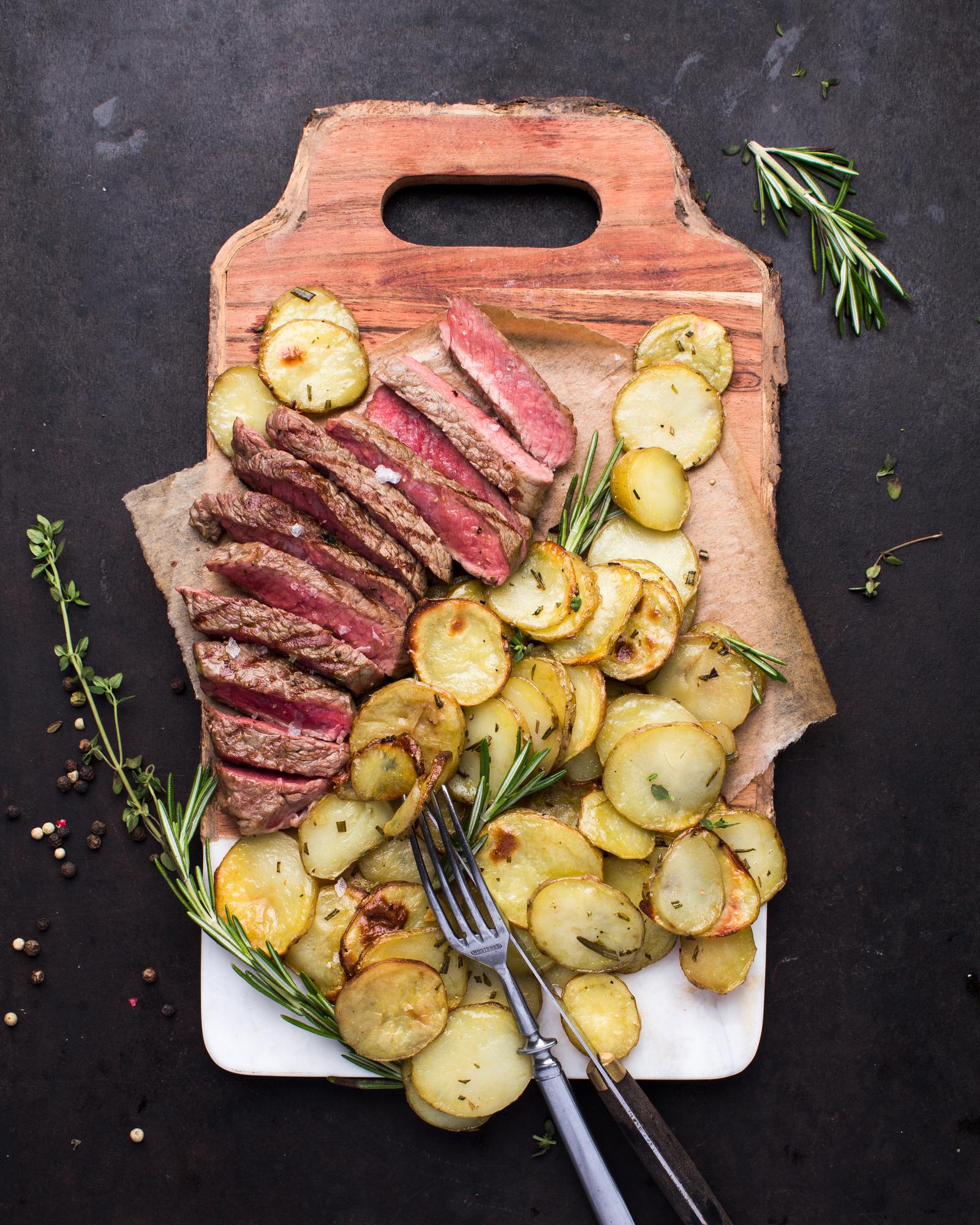 Steaks met rozemarijnaardappelen