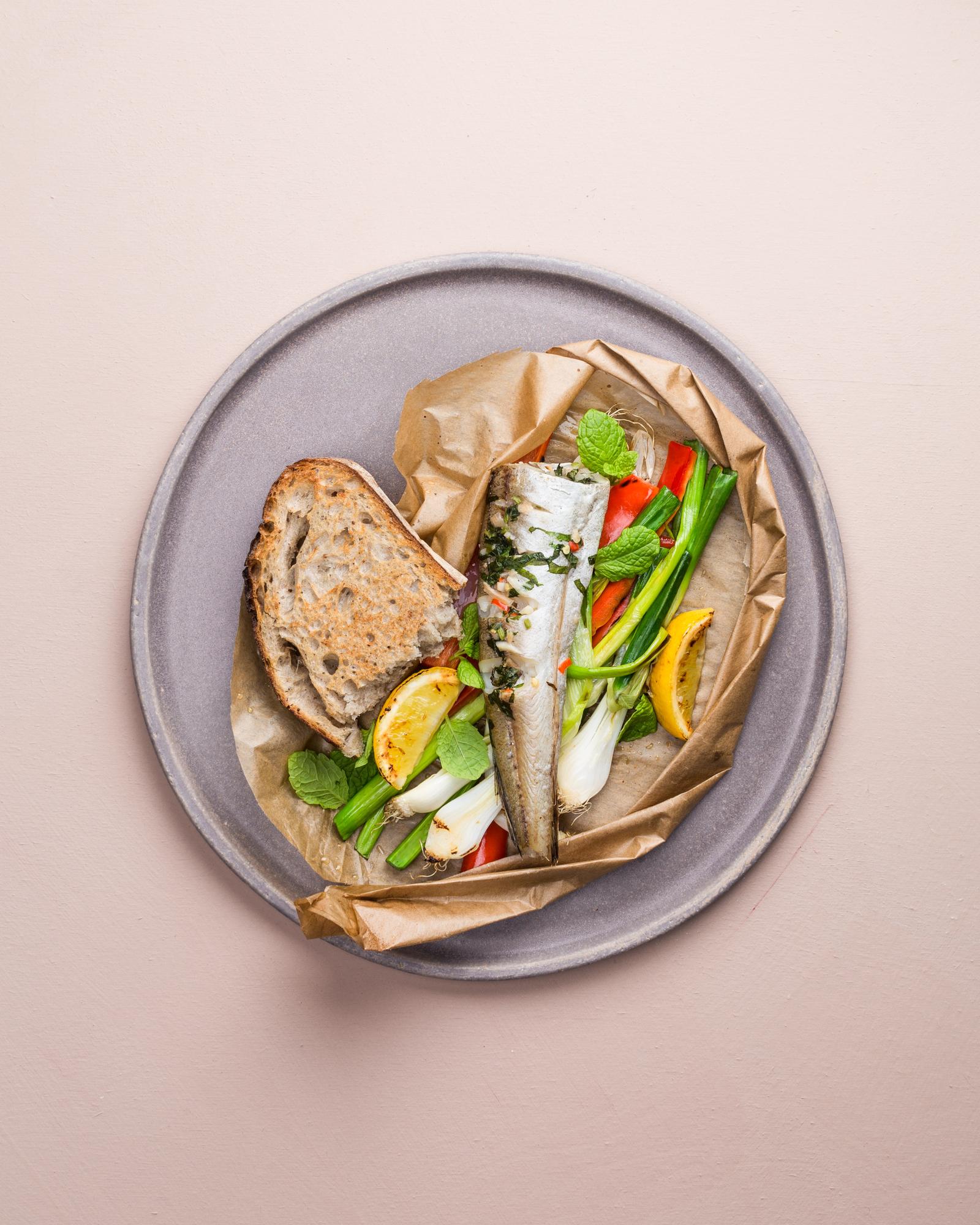 Snoek en papillote met ui en chilli