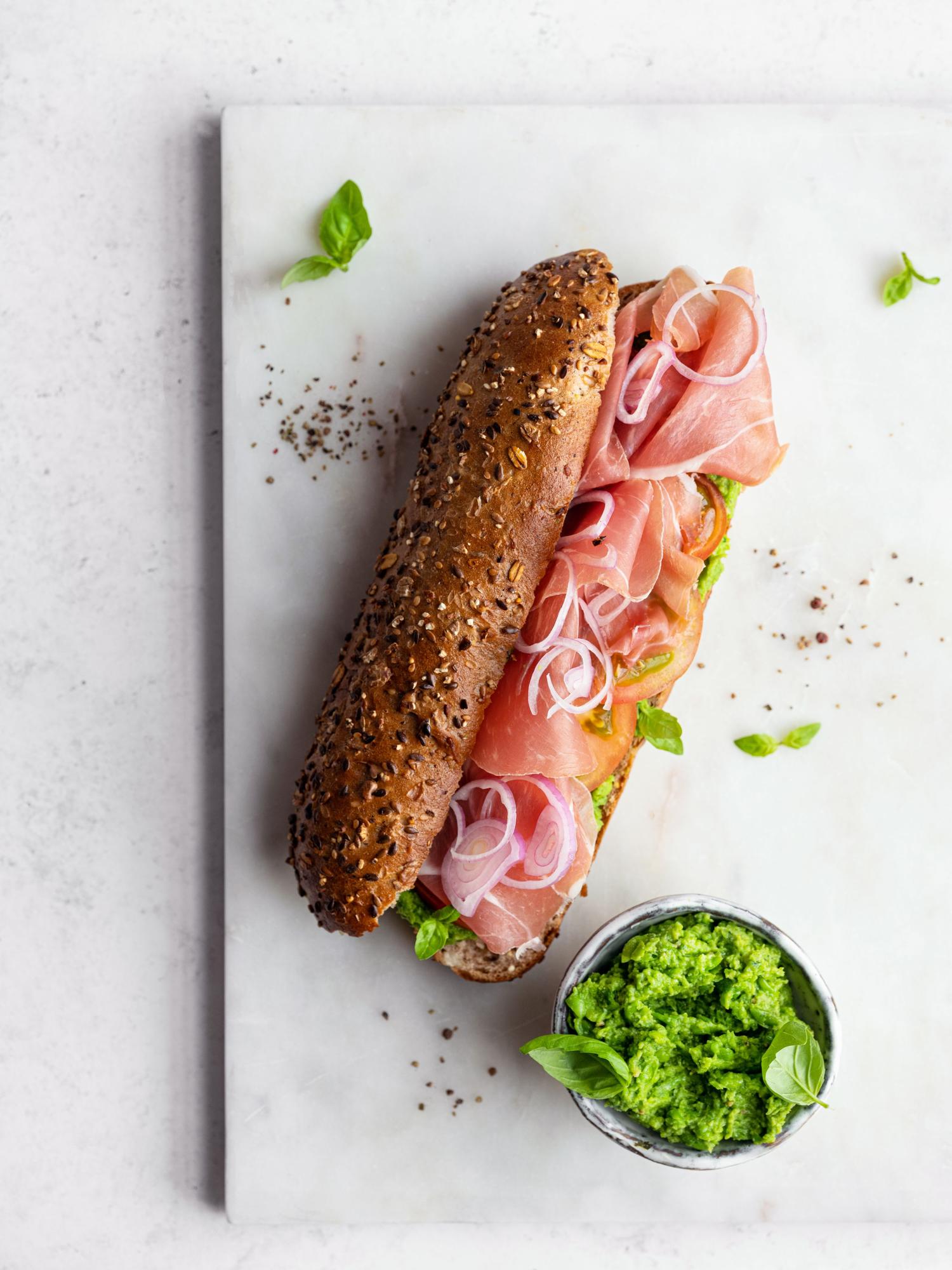 Hamsenwich met erwtenhummus