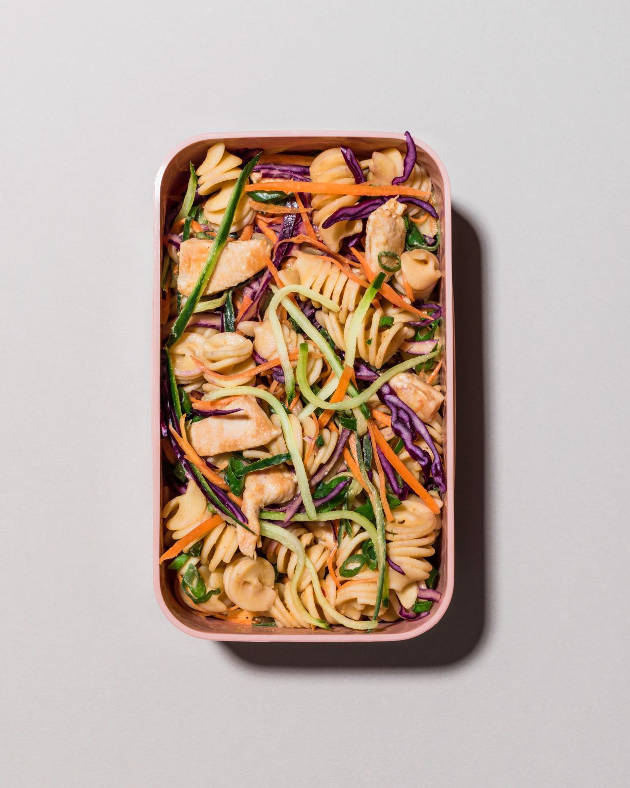 Pastasalade met kip en pindasaus