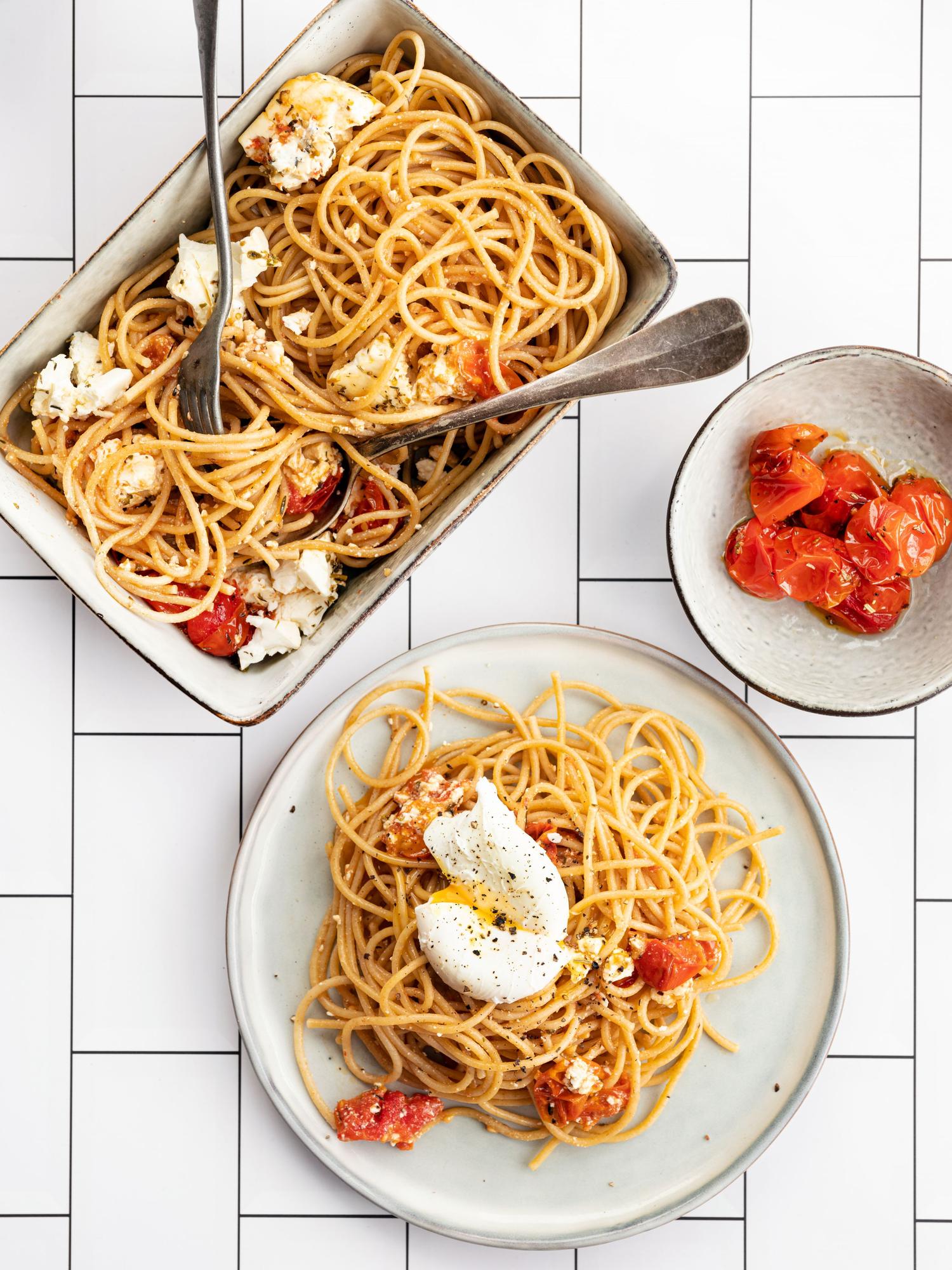 Pasta met geroosterde tomaten en gepocheerd ei