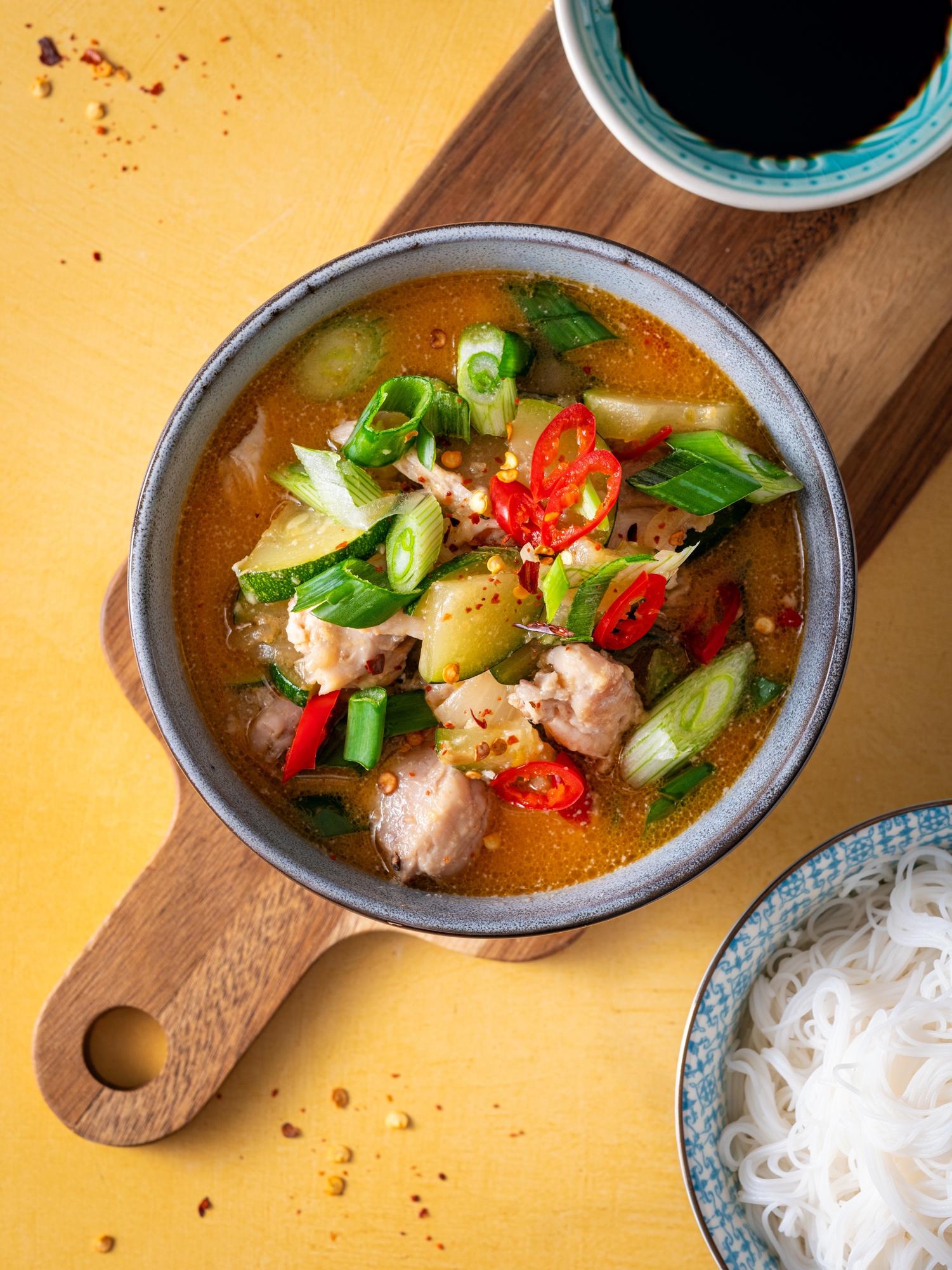 Thaise kippencurry met rijstnoedels